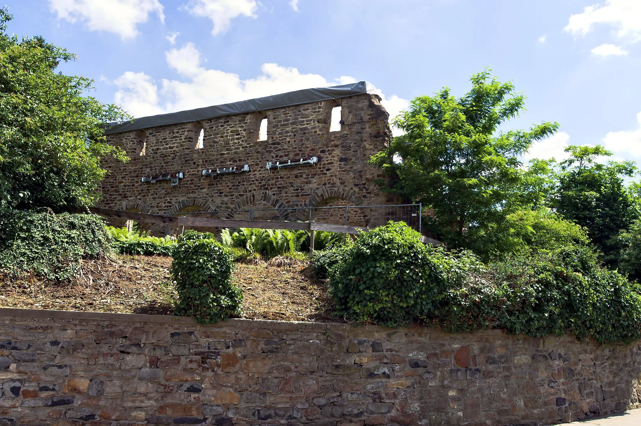 Photo showing: Cultural heritage monument: Church ruin St. Petrus from the second half of the 12th century. In Roßbach (Westerwald), Germany