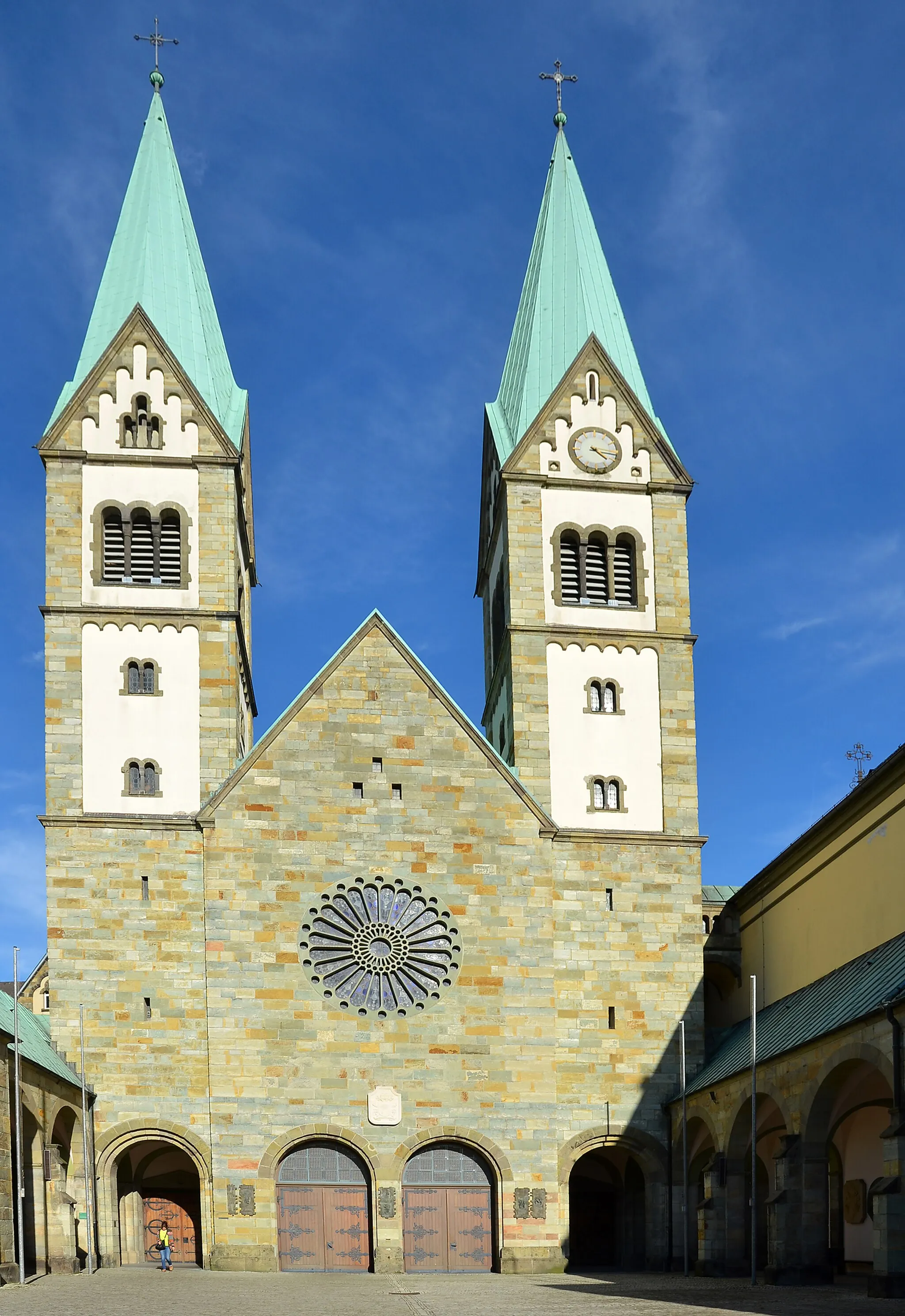 Photo showing: Denkmalgeschützte Basilika Mariä Heimsuchung (Werl), Ansicht vom Vorplatz aus.