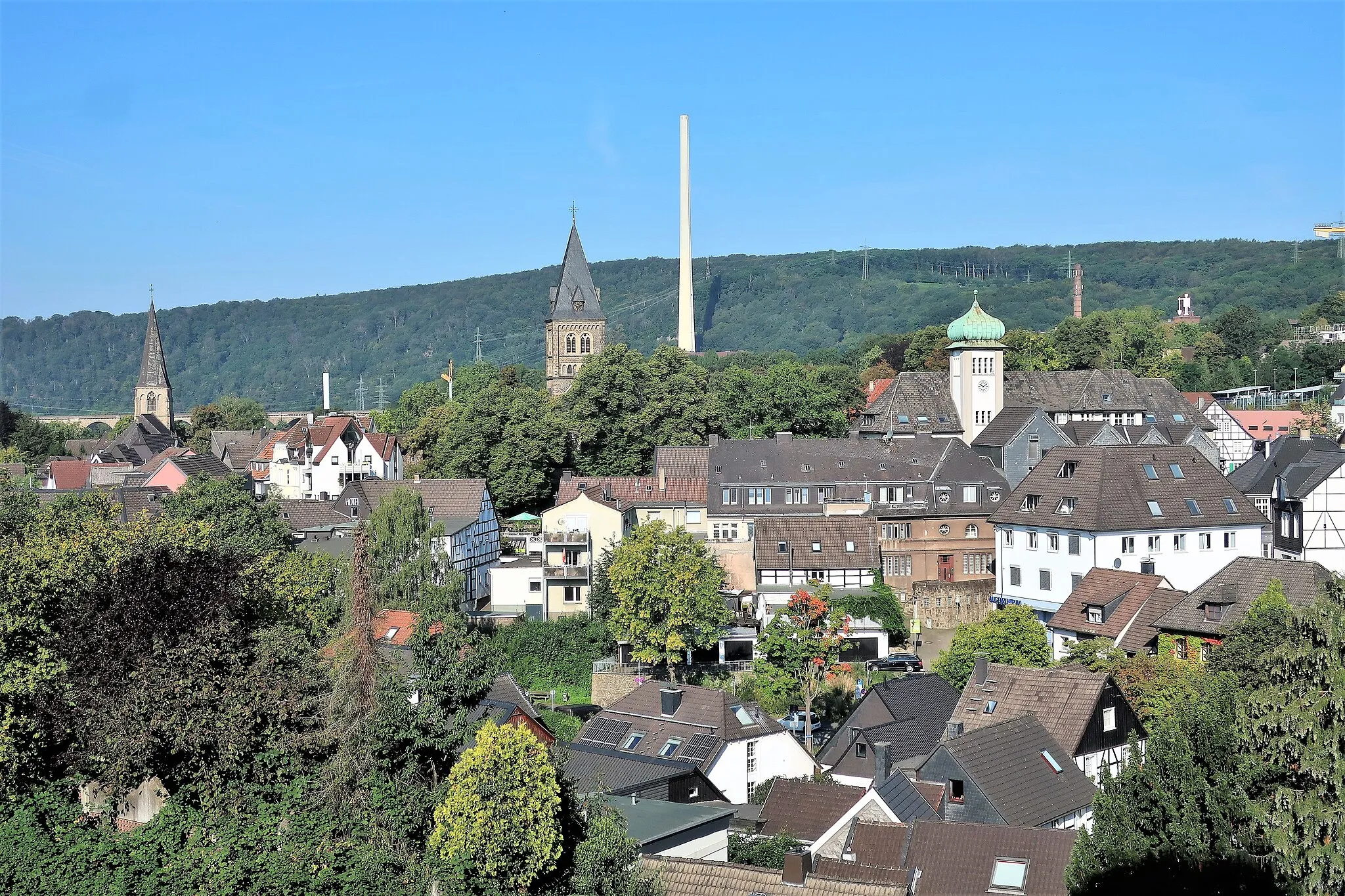 Photo showing: Blick auf die Altstadt von Herdecke mit Rathausturm und den zwei Kirchtürmen. Im Hintergrund der Schornstein vom Cuno-Kraftwerk.