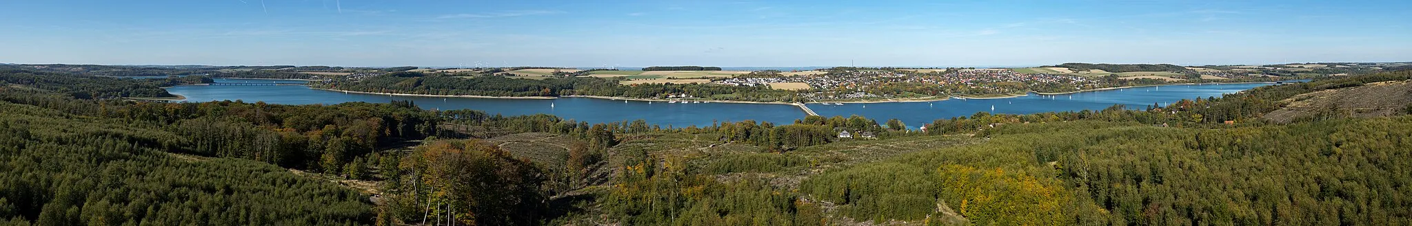 Photo showing: The Möhne Reservoir seen from the lookout-tower Möhneseeturm