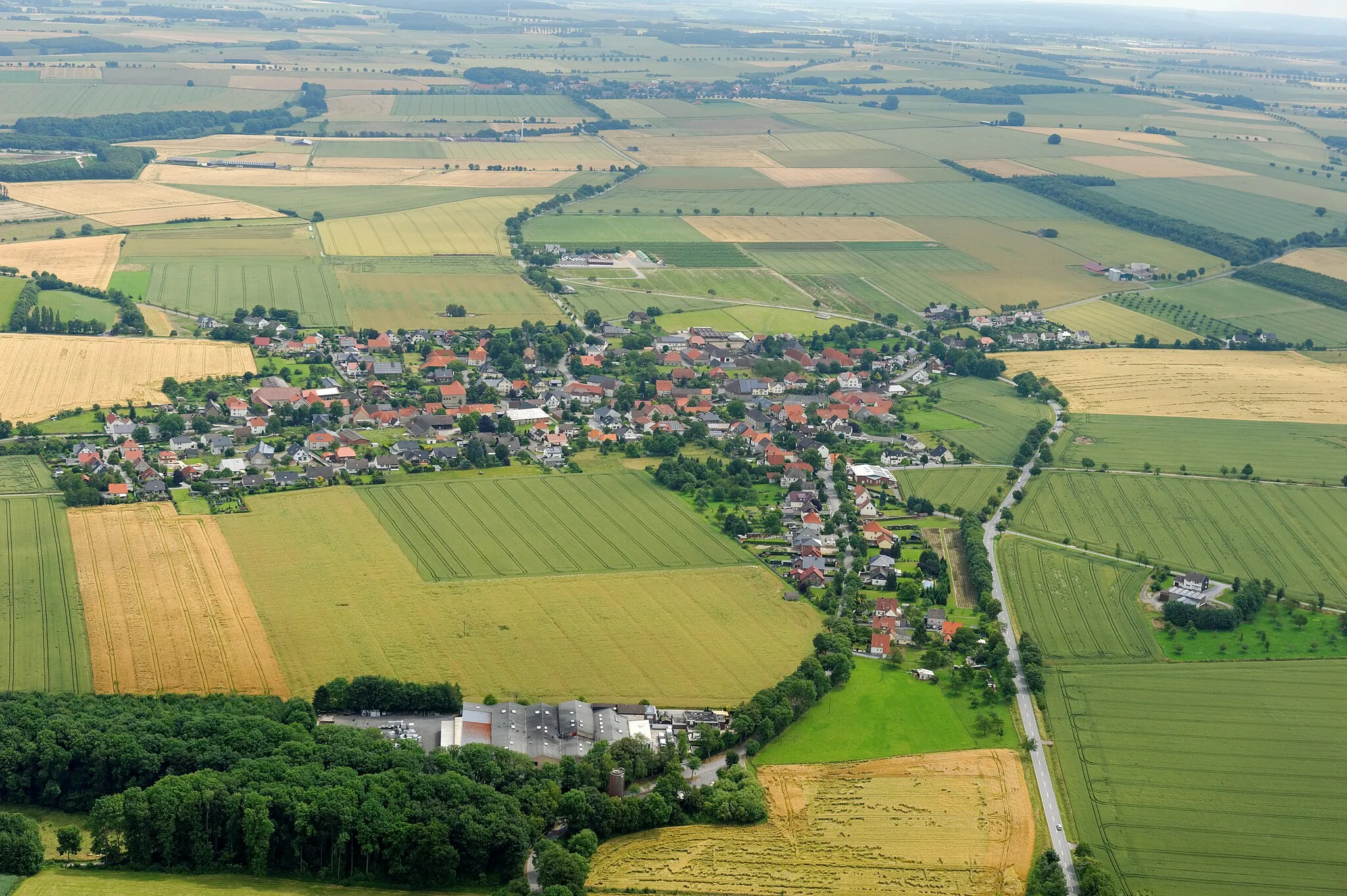 Photo showing: Fotoflug Sauerland Nord: Anröchte-Effeln, vorne Naturschutzgebiet Talsystem der Pöppelsche mit Hoinkhauser Bach, Blickrichtung West