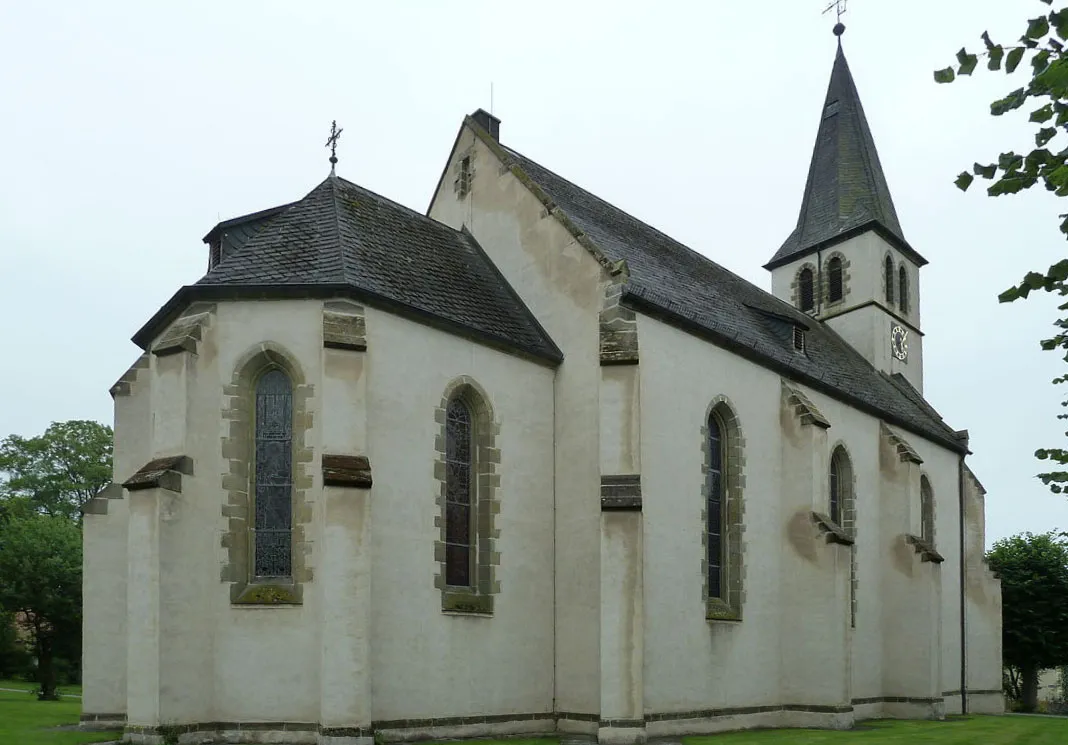 Photo showing: Die St.-Johannes-Evangelist-Kirche in Rüthen-Menzel.