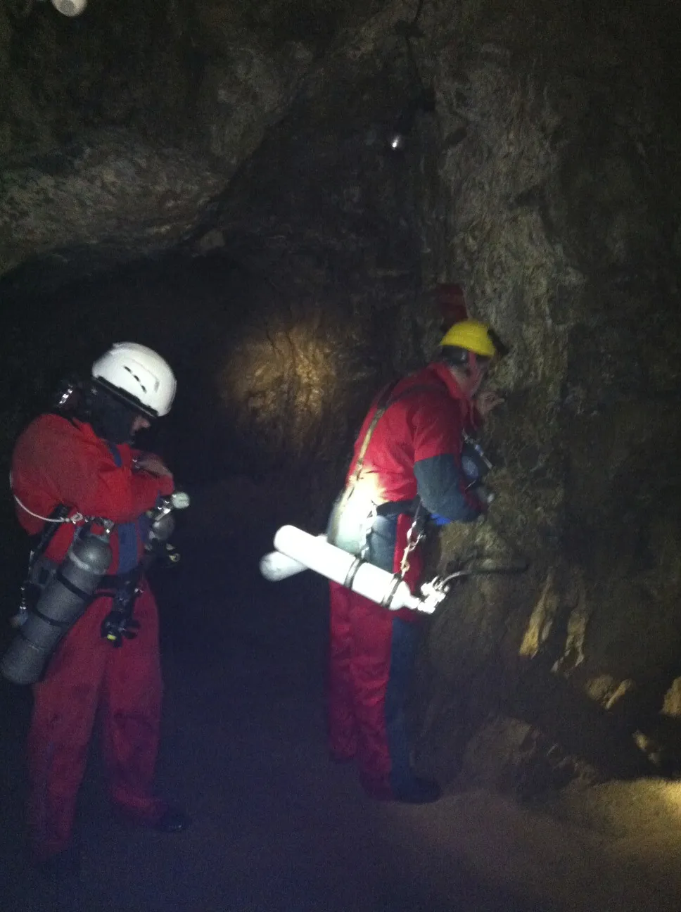 Photo showing: Höhlentaucher auf dem Weg zu einer Tauchstelle in der Kluterthöhle, Ennepetal.