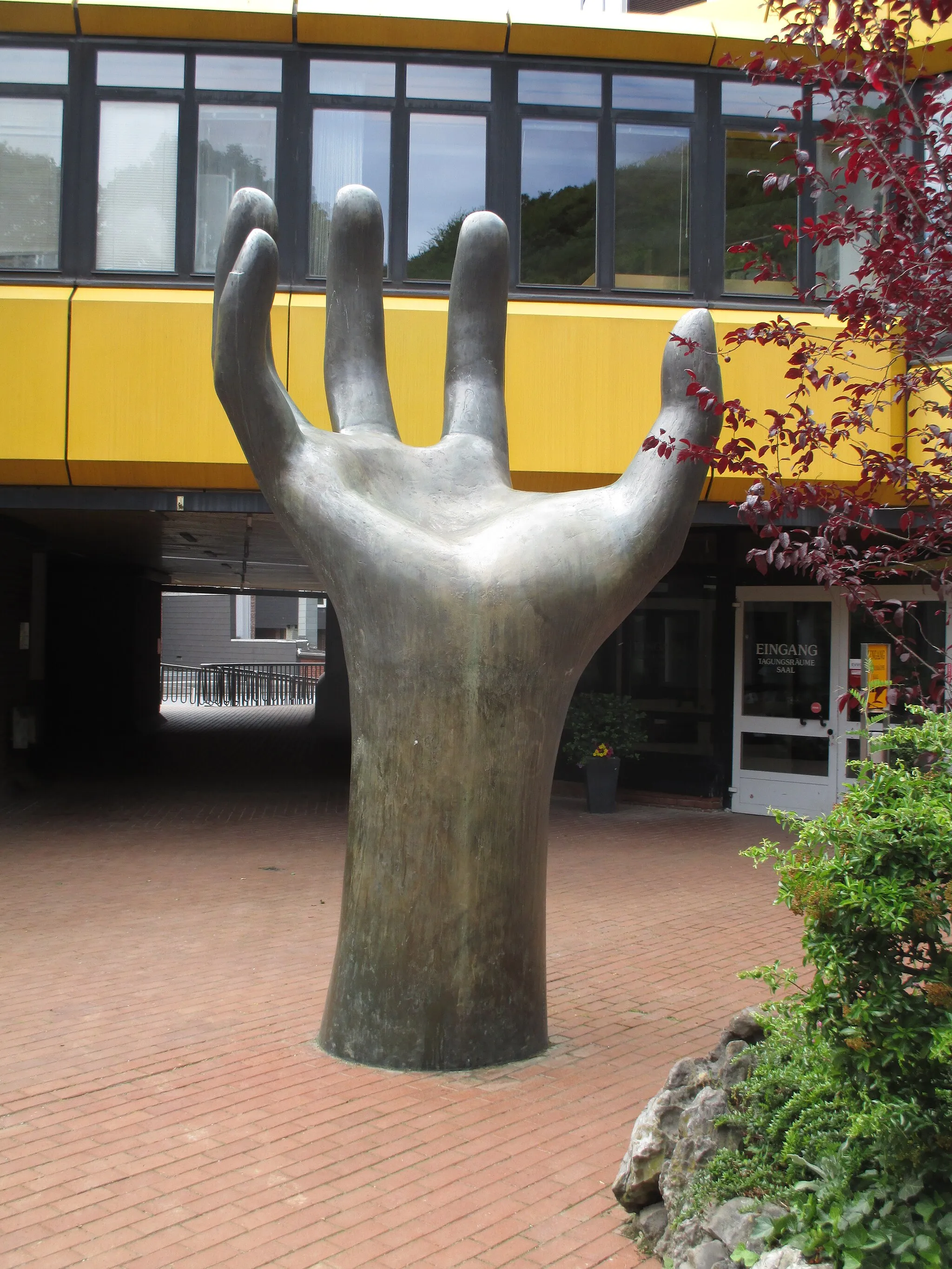 Photo showing: Skulptur einer Hand (1978) von Altenrichter-Dicke im Innenhof des Haus Ennepetal.
