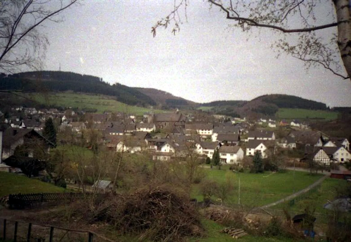 Photo showing: Hesborn (Hallenberg, Hochsauerlandkreis) Ortsansicht mit Kirche und Bollerberg (links)