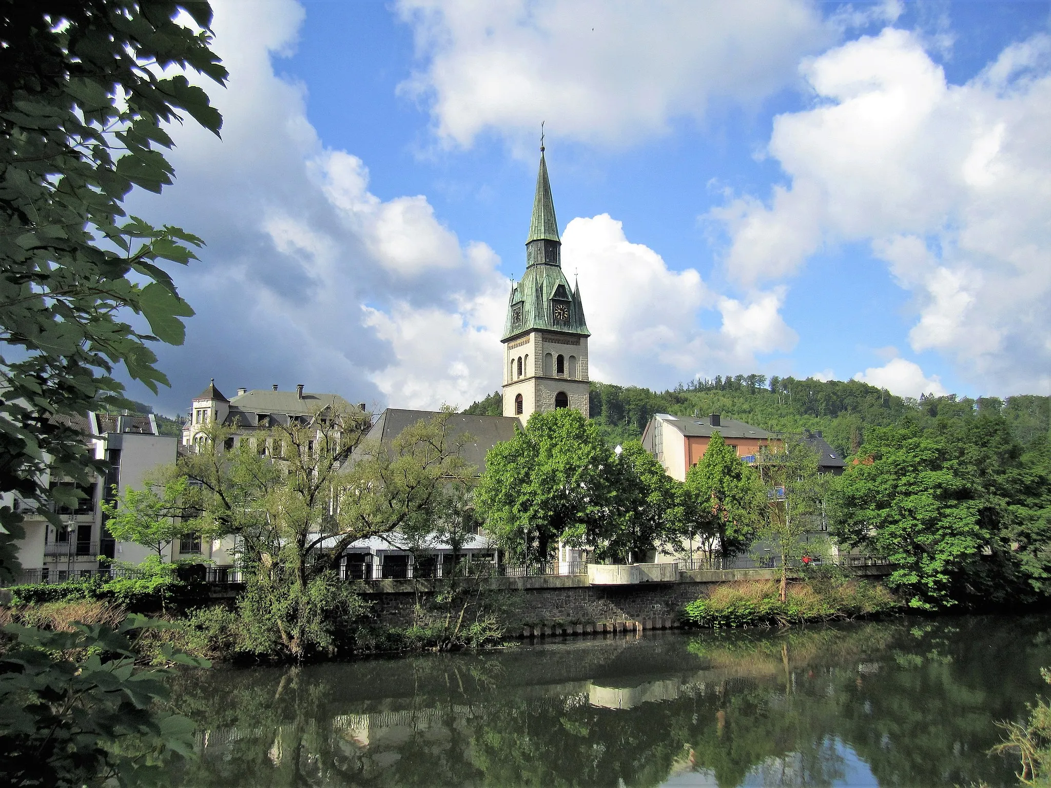 Photo showing: Blick vom Mühlenberg über die Lenne auf die ev.-ref. Kirche im Hagener Stadtteil Hohenlimburg.