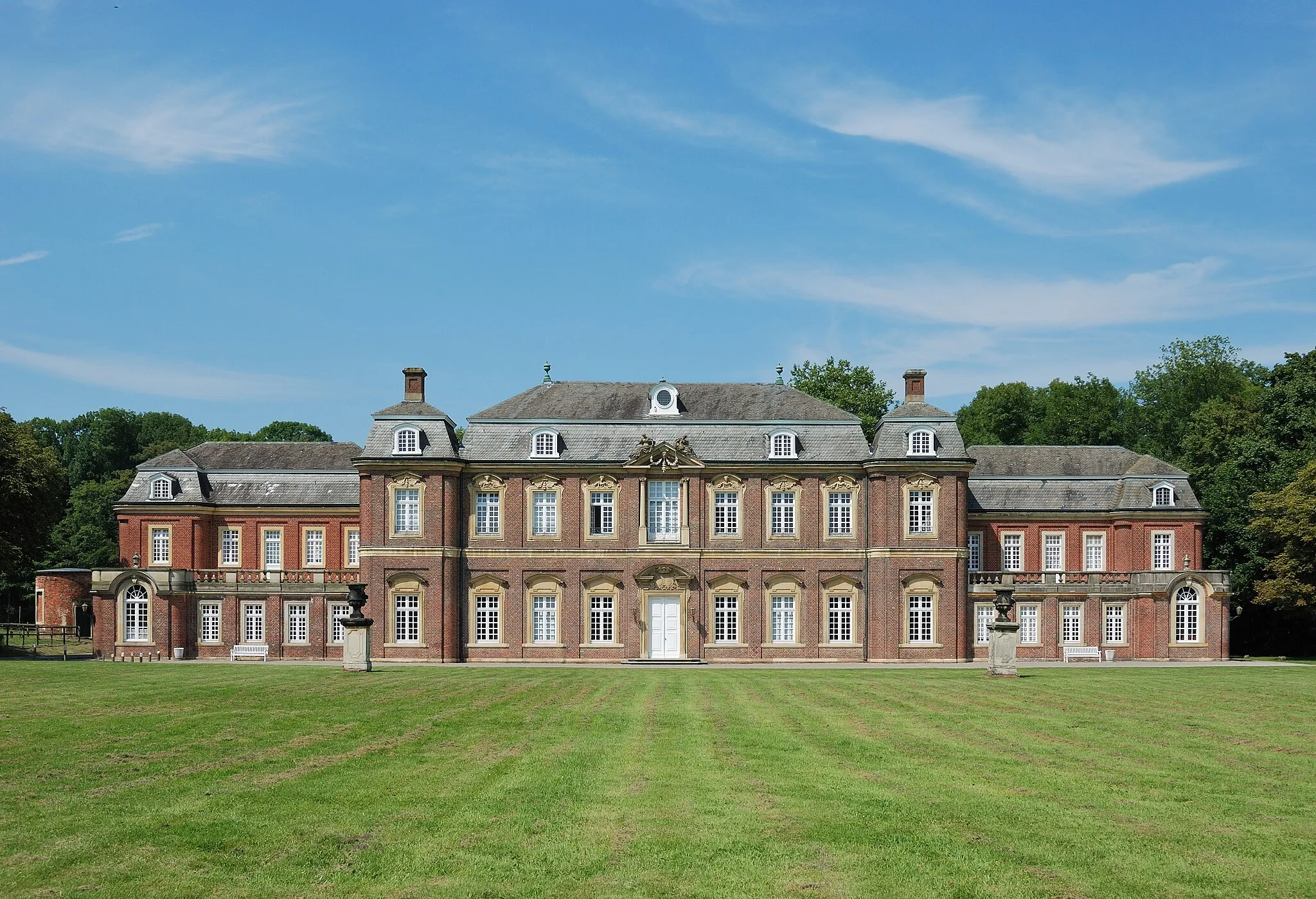 Photo showing: The Schloss Nordkirchen is situated in Nordkirchen, Kreis Coesfeld, near Münster, Germany, and is the biggest castle in that part of Germany