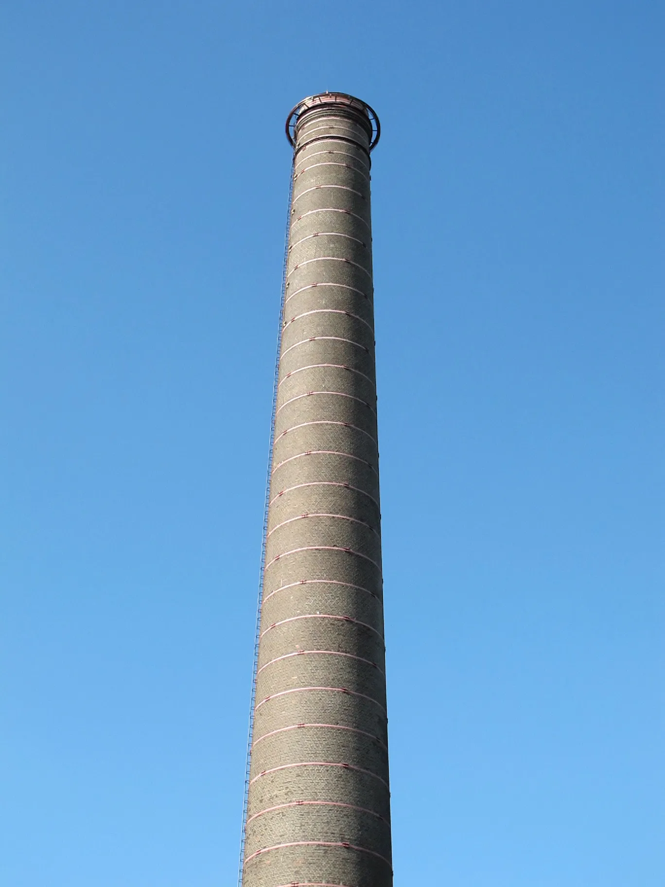 Photo showing: Former industrial chimney at Lindenbrauerei cultural centre in Unna, Germany in May 2010