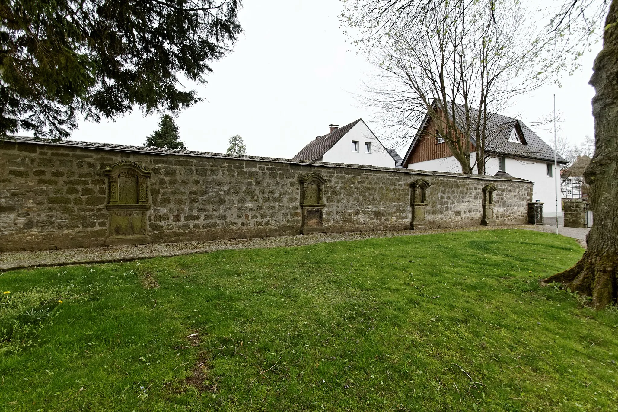 Photo showing: Rüthen-Altenrüthen, Mauer mit Bildstöcken am Pfarrhaus
