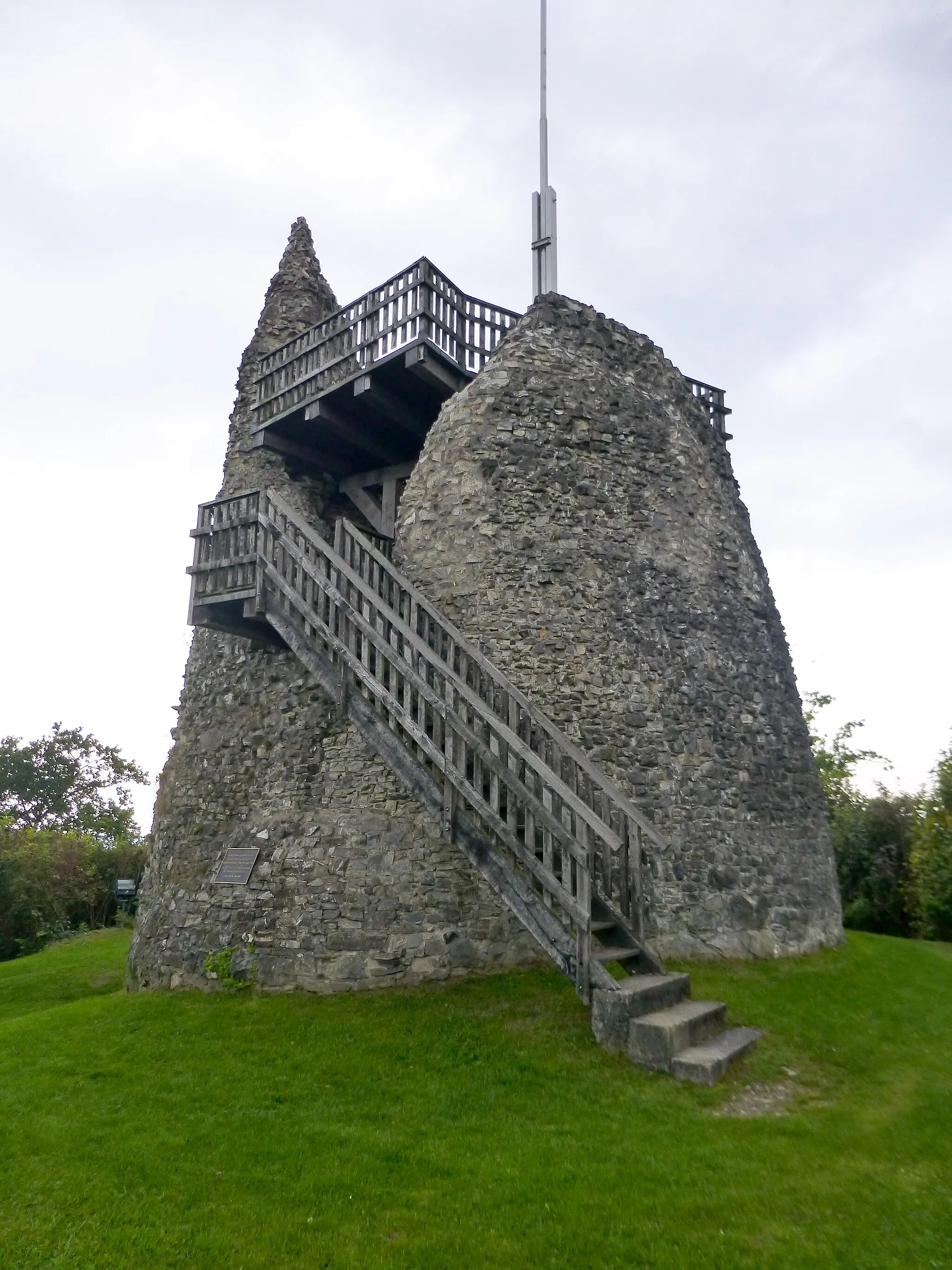 Photo showing: Bergfried an der Zugangsseite zur Holztreppe