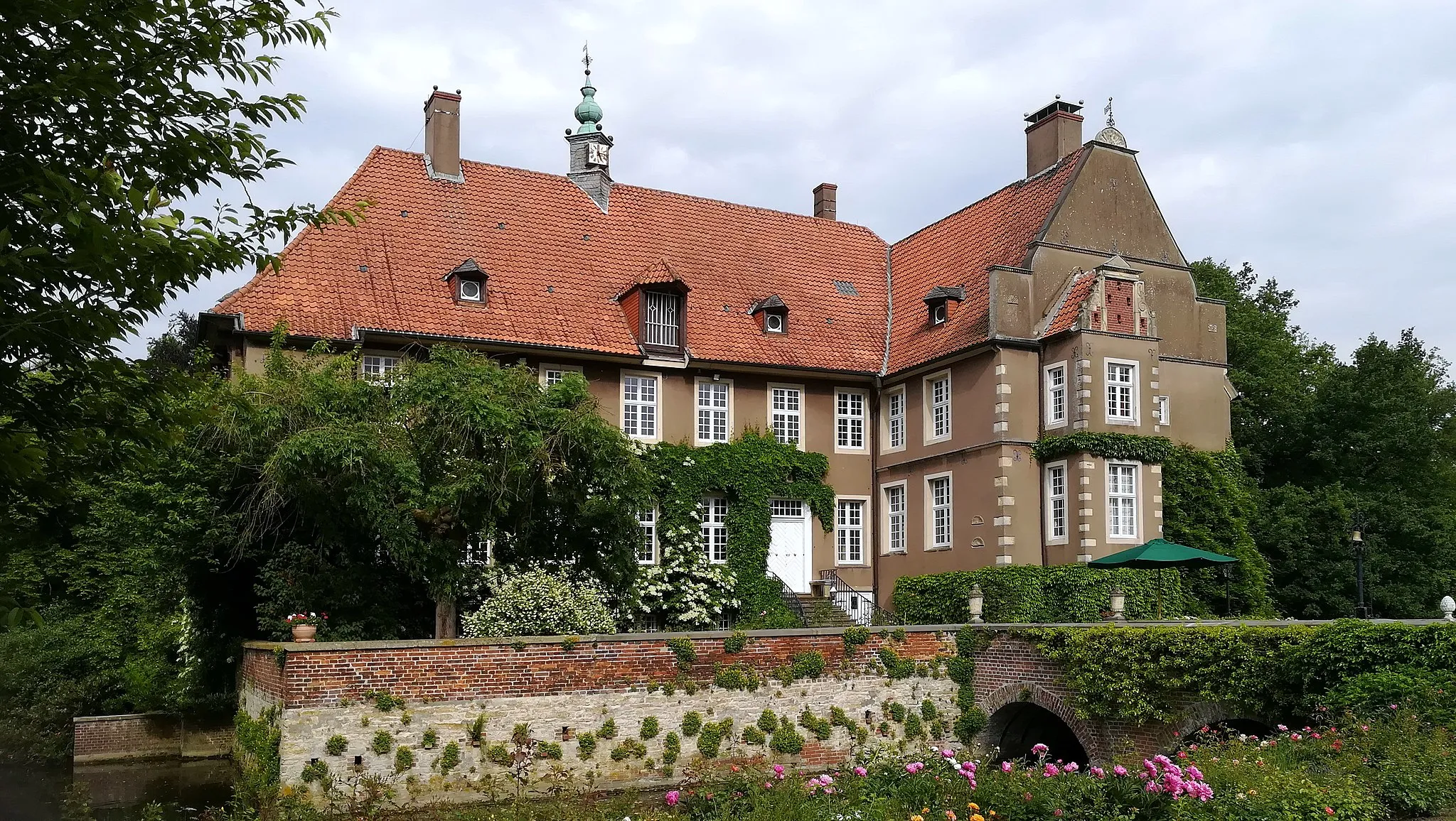 Photo showing: Erstmals wurde das Schloss im 14. Jahrhundert als Besitz der Familie der Herren von Torck erwähnt.