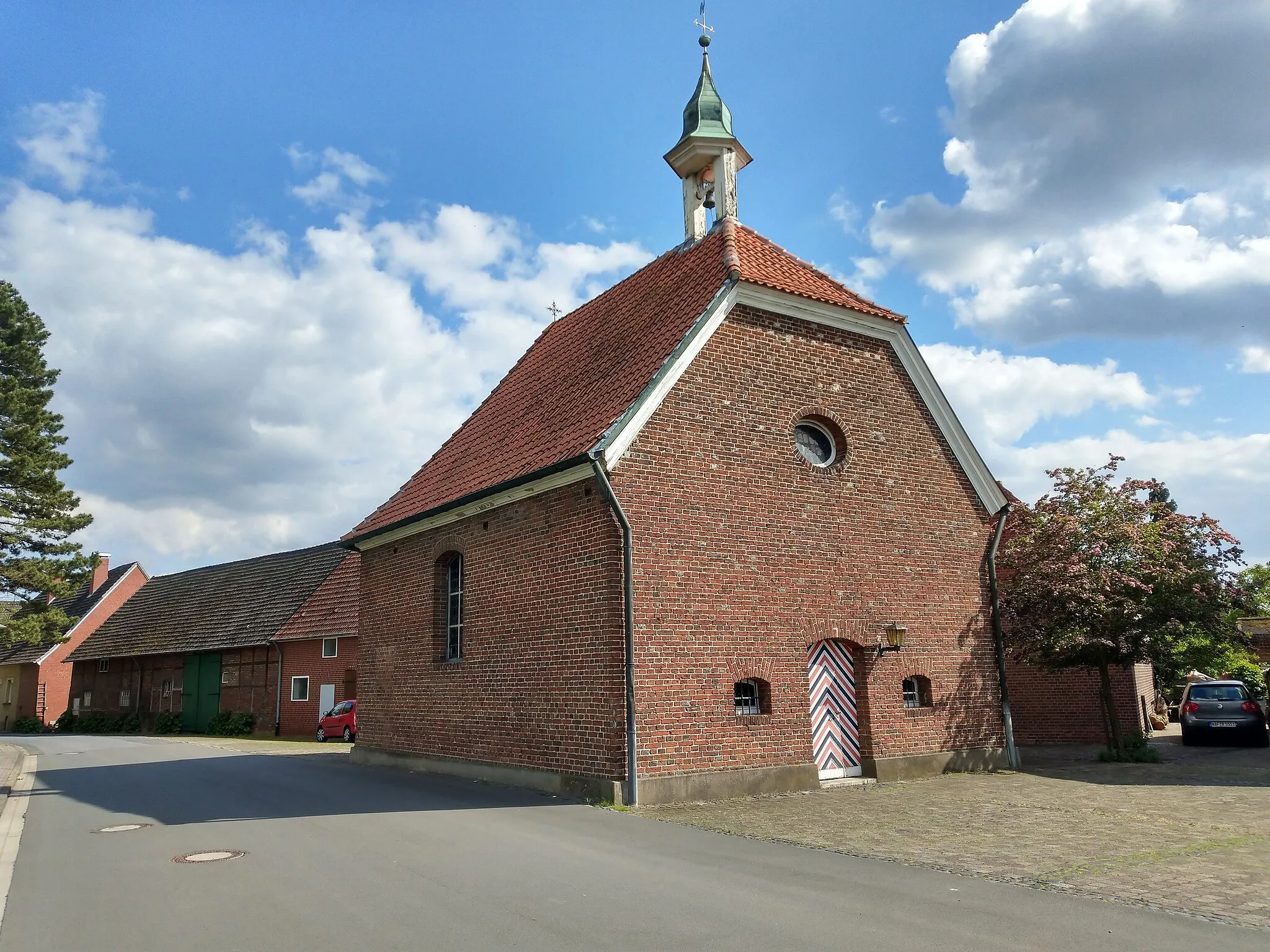 Photo showing: Seitenansicht auf die Kapelle