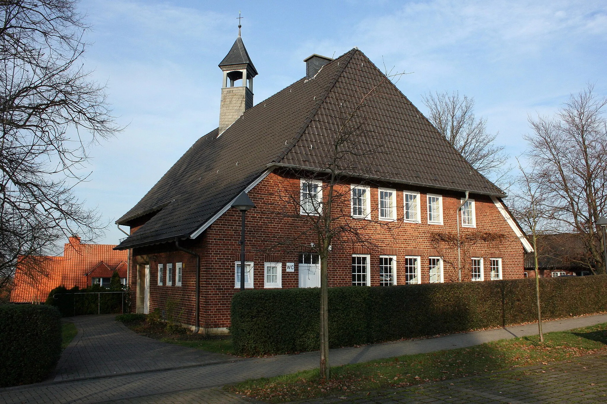 Photo showing: Die Auferstehungskirche in Ascheberg-Herbern, genutzt von der Ev. Kirchengemeinde.