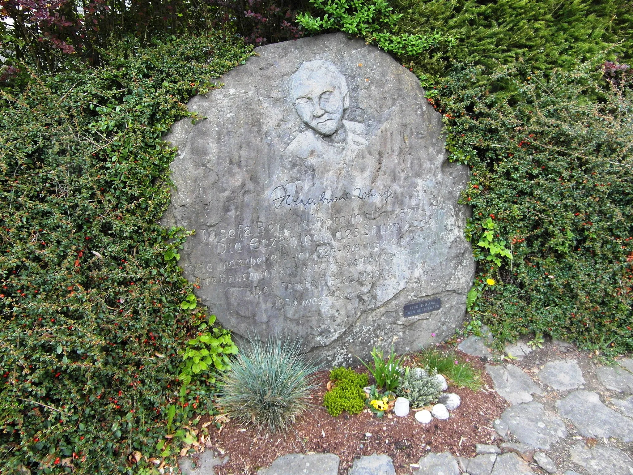 Photo showing: Die stark verwitterte Inschrift enthält Lebensdaten der Dichterin und den Hinweis "Die Erzählerin des Sauerlandes lebte und arbeitete von 1925 bis 1968 in Gleierbrück.Ihre Bauernromane sind großartige epische Dichtung-1936 Westfälischer Literaturpreis.(Der Gedenkstein ist wegen der Nähe der Dichterin zur NS-Ideologie umstritten)