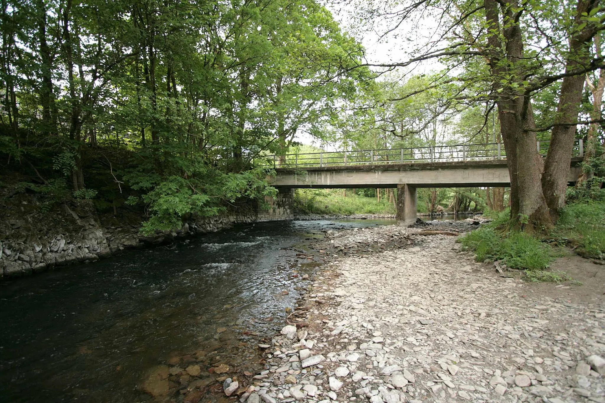 Photo showing: Brücke über die Lenne in Lennestadt-Gleierbrück
Übergang des Kriegerweges über die Lenne
eigenes Foto
Aufnahmedatum: 24.05.2008

--Wolfgang Poguntke 07:35, 25 May 2008 (UTC)