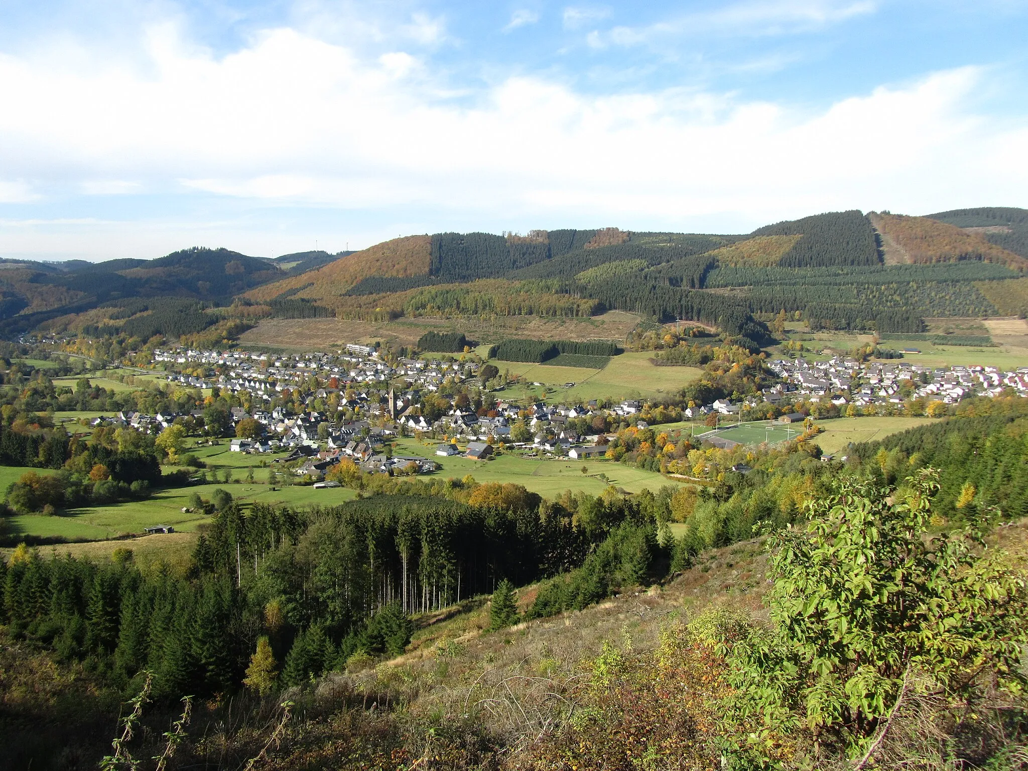 Photo showing: Saalhausen, ein Ortsteil von Lennenstadt, im Sauerland von Südosten. Im Hintergrund die Saalhauser Berge.