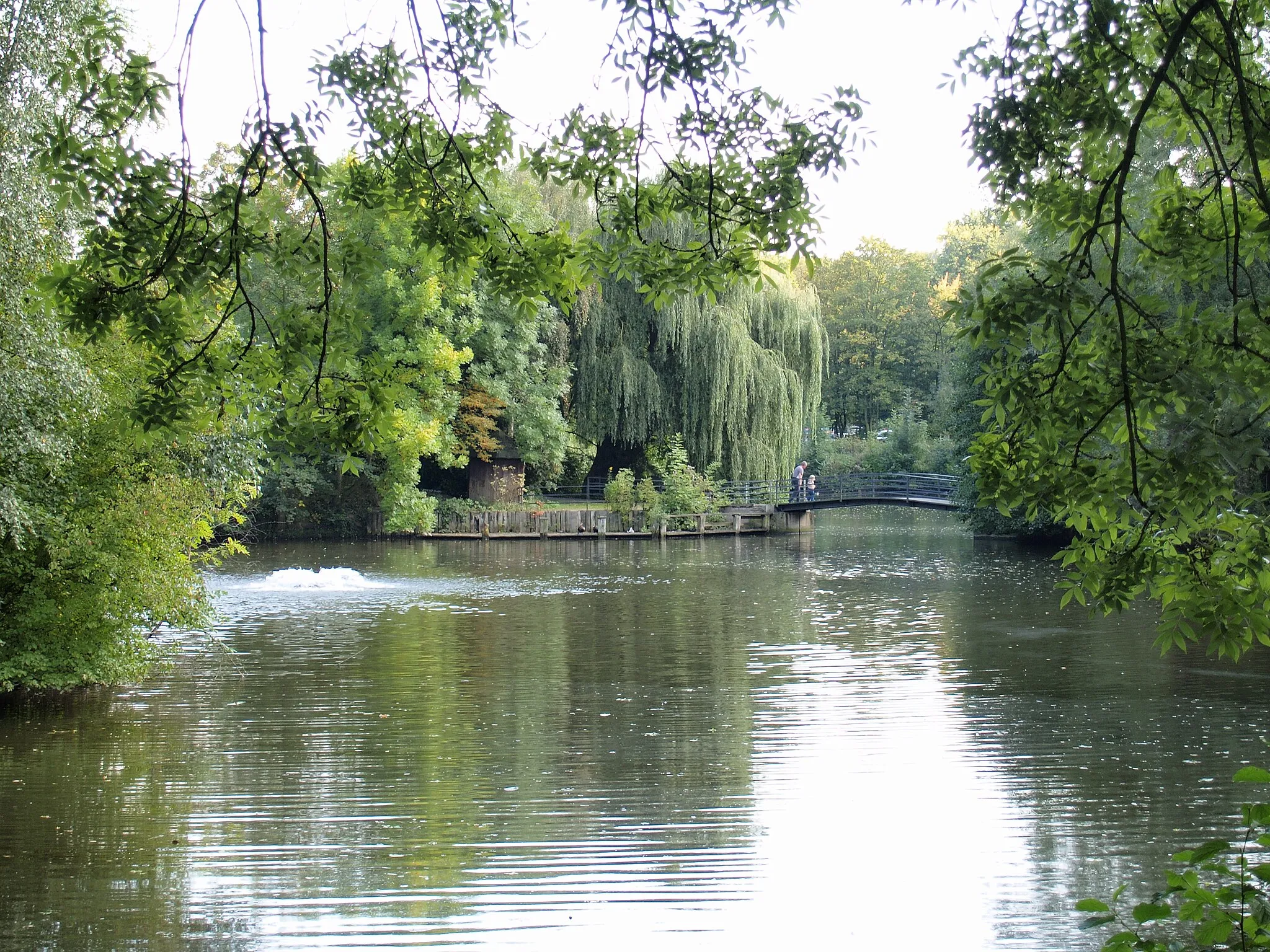 Photo showing: Einer der Ostbachteiche (Mühlenteich) in Herne, unterhalb des Gysenberges, gespeist aus dem Ostbach