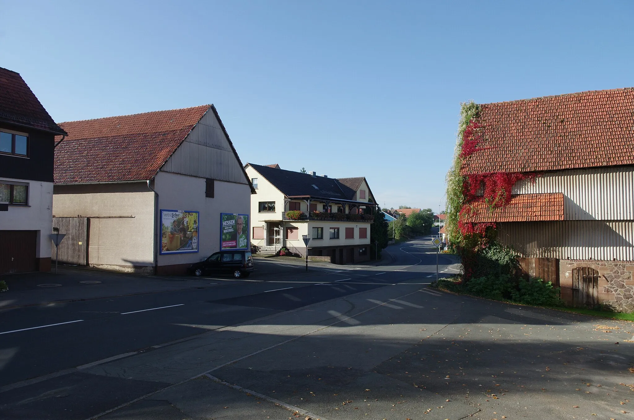 Photo showing: Frankenberg Ortsteil Geismar in Hessen. Die Wildunger Straße ist die Hauptstraße des Ortes.