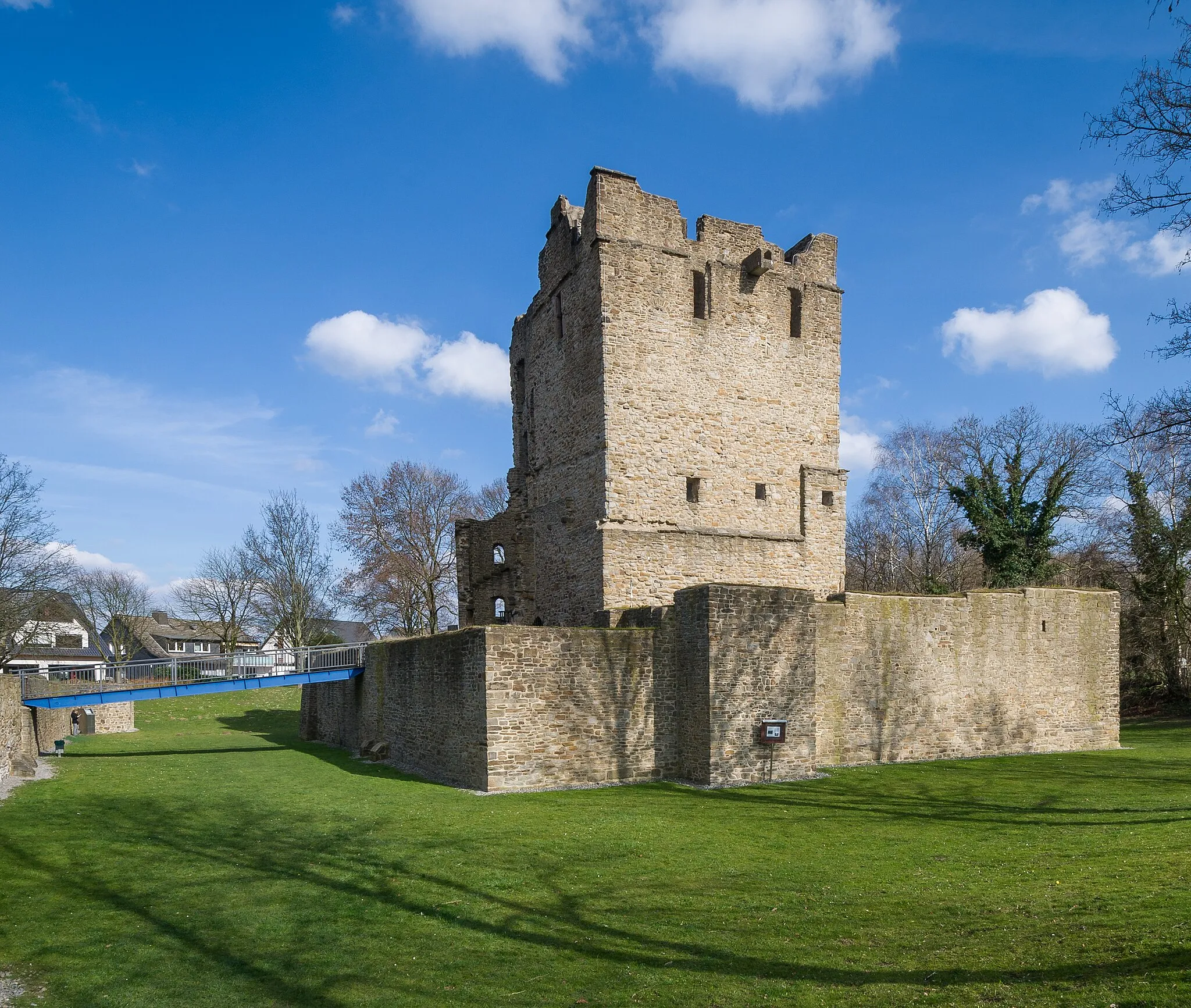 Photo showing: Donjon of Altendorf Castle, south-western side