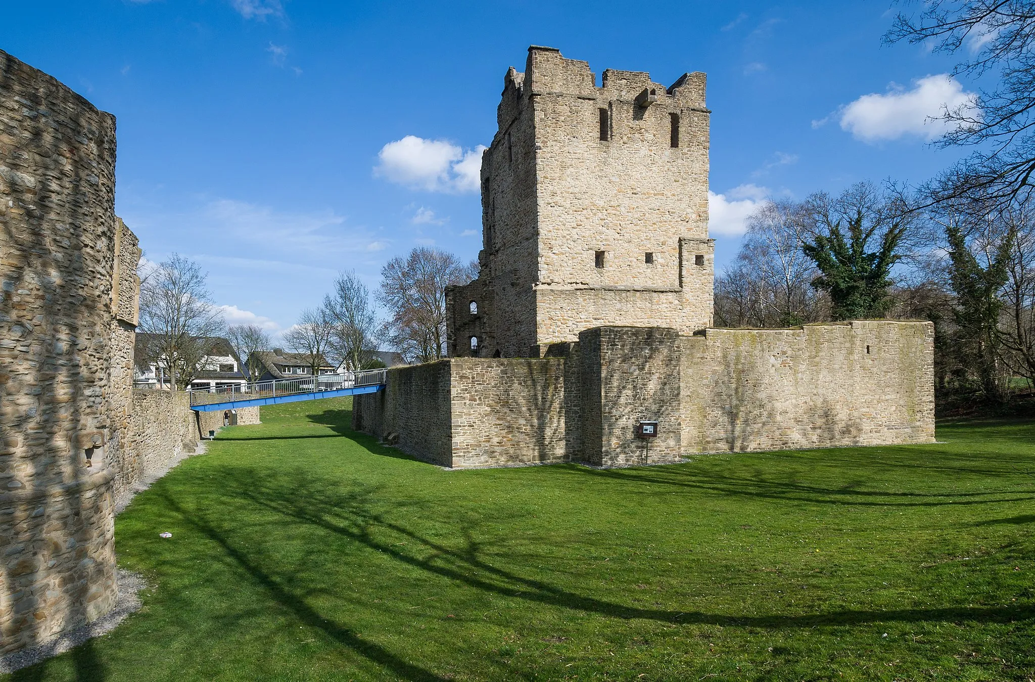 Photo showing: Donjon of Altendorf Castle, south-western side