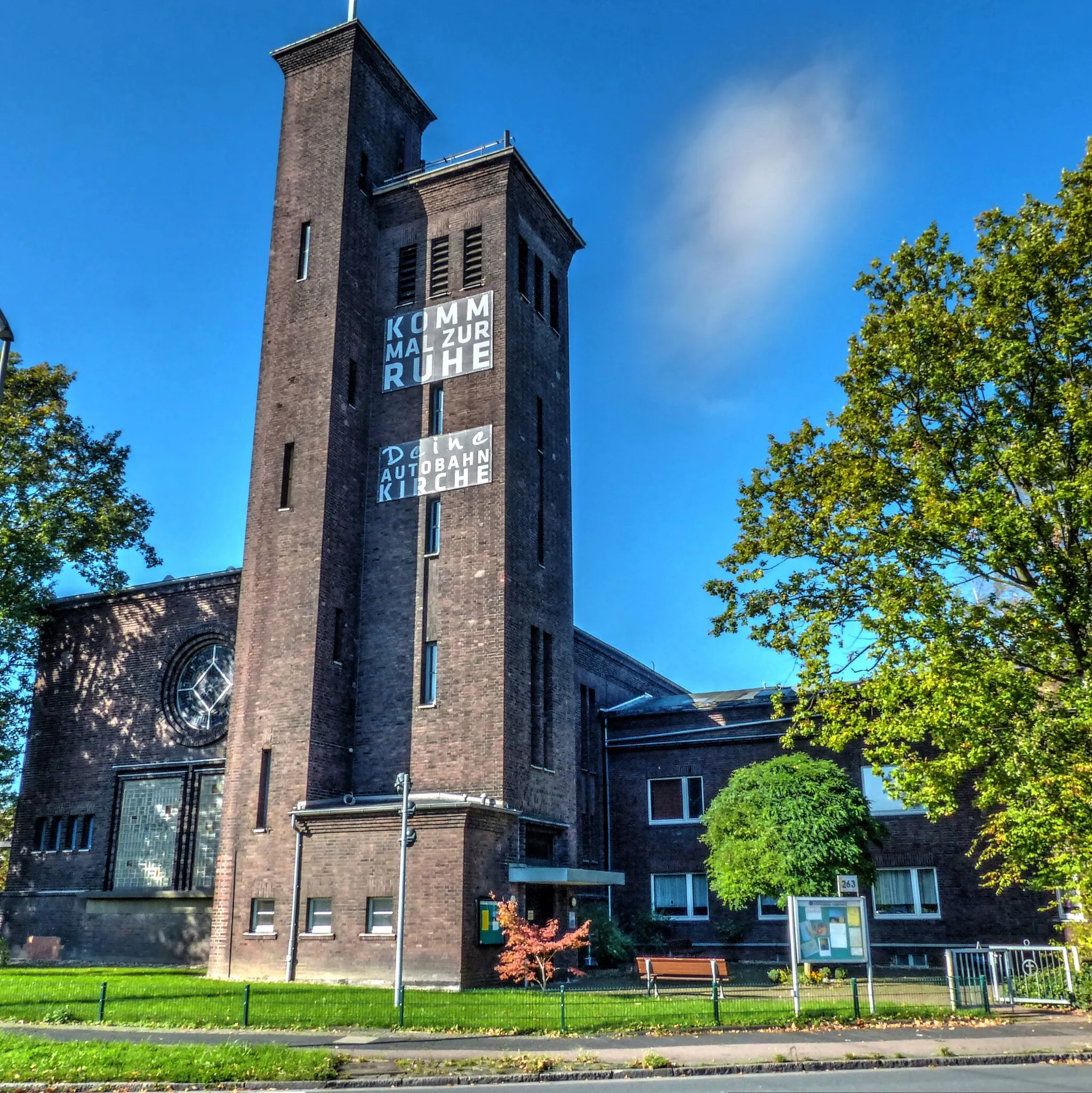 Photo showing: Autobahnkirche an der A40, Ausfahrt Bochum Hamme, Epiphanias-Kirche !