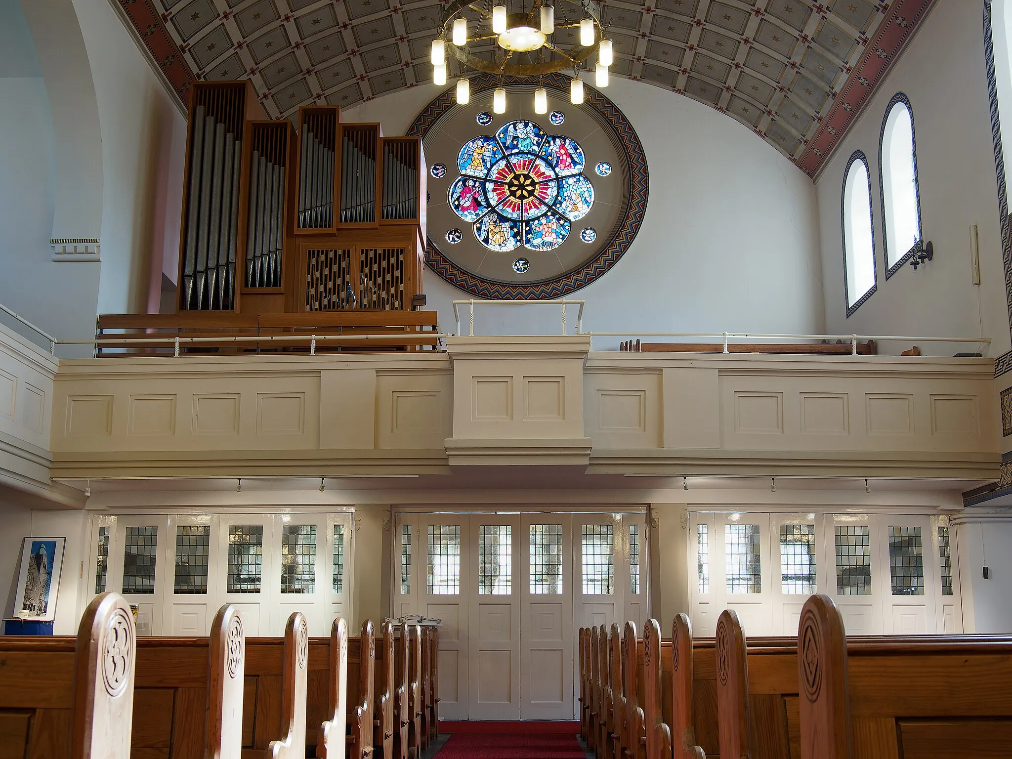 Photo showing: Bochum Christuskirche, im Bild unten der Konfirmandensaal, darüber die Orgelbühne mit der restaurierten Orgel und die Rosette, die musizierende Engel zeigt.