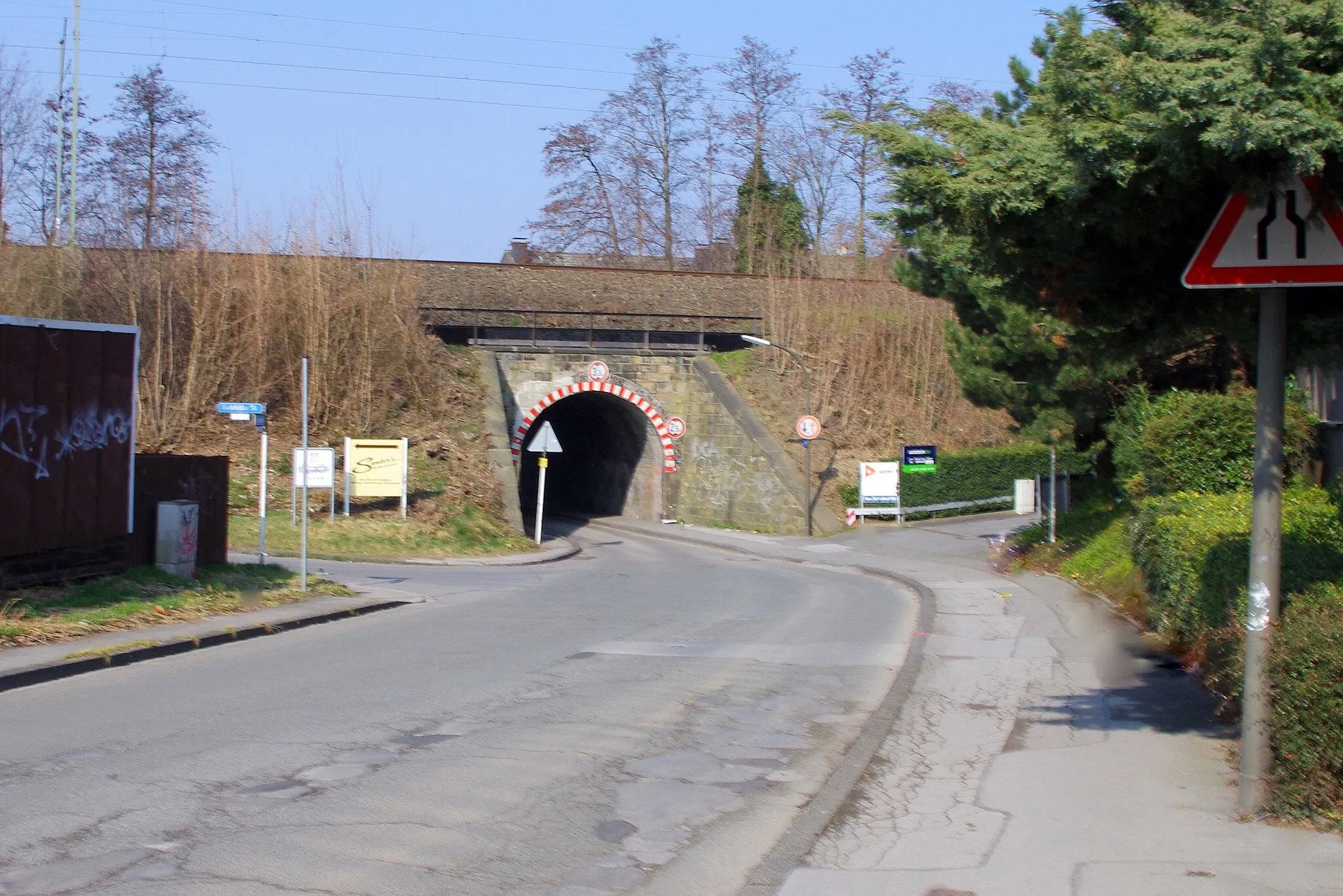 Photo showing: Einspuruge Unterfuehrung Am Zehnthof Koerne