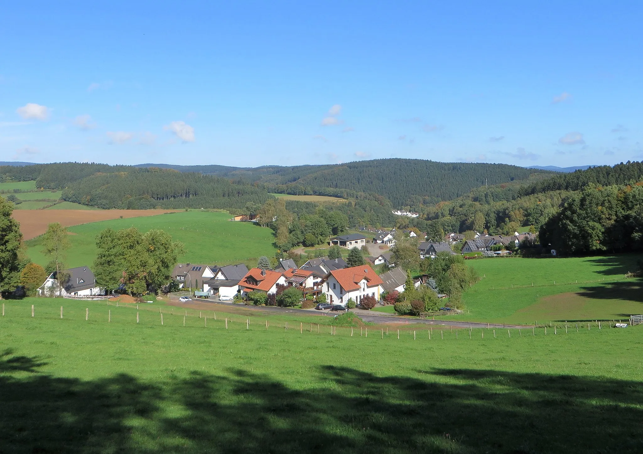 Photo showing: Blick vom Höhenweg auf den Attendorner Ortsteil Wamge. Am Horizont das Ebbegebirge.