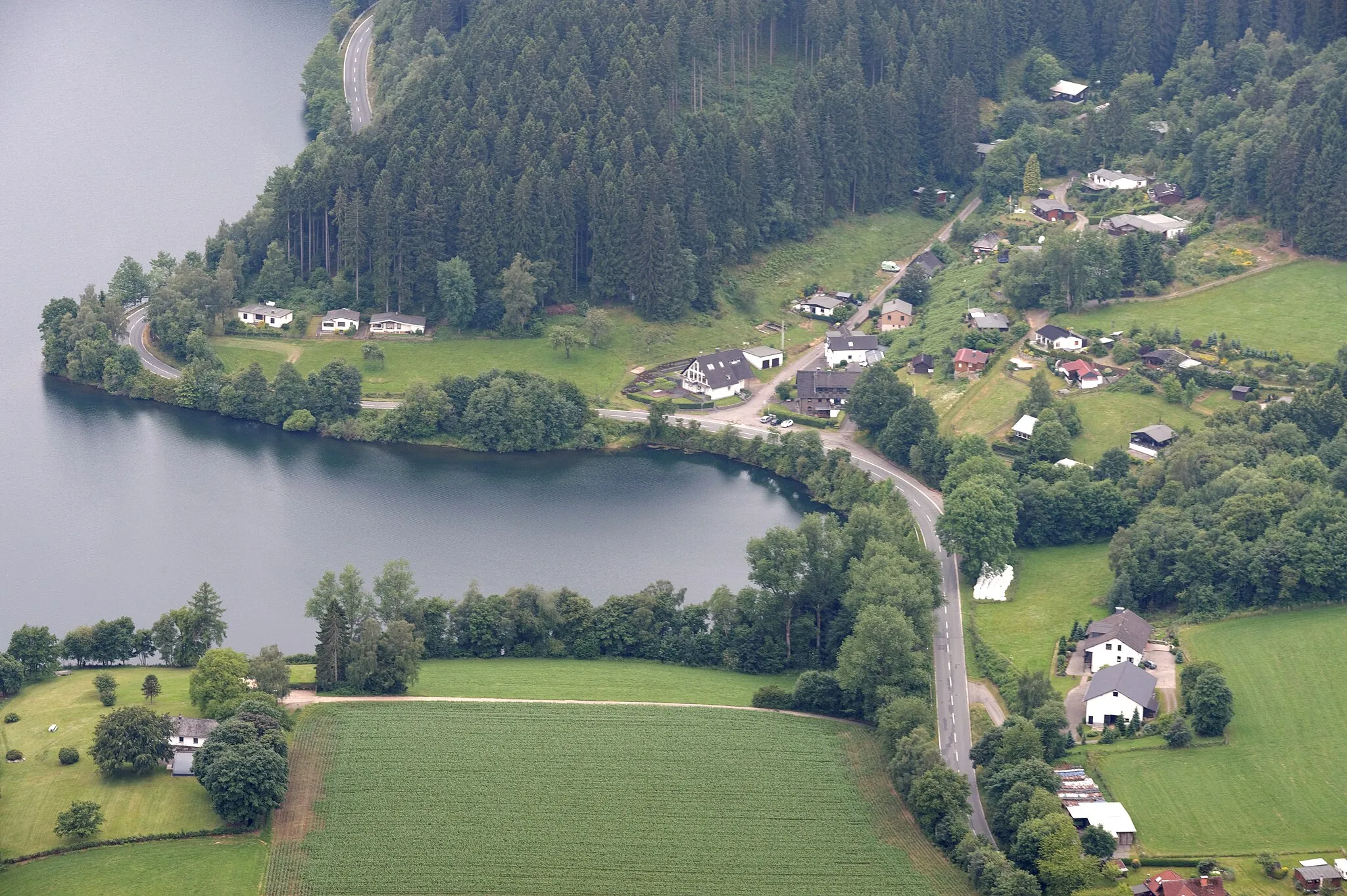 Photo showing: Fotoflug Sauerland Nord. Attendorn: Nordufer der Listertalsperre, Attendorn-Eichen, und Attendorn-Langenohl, Landesstraße 708, Blickrichtung West