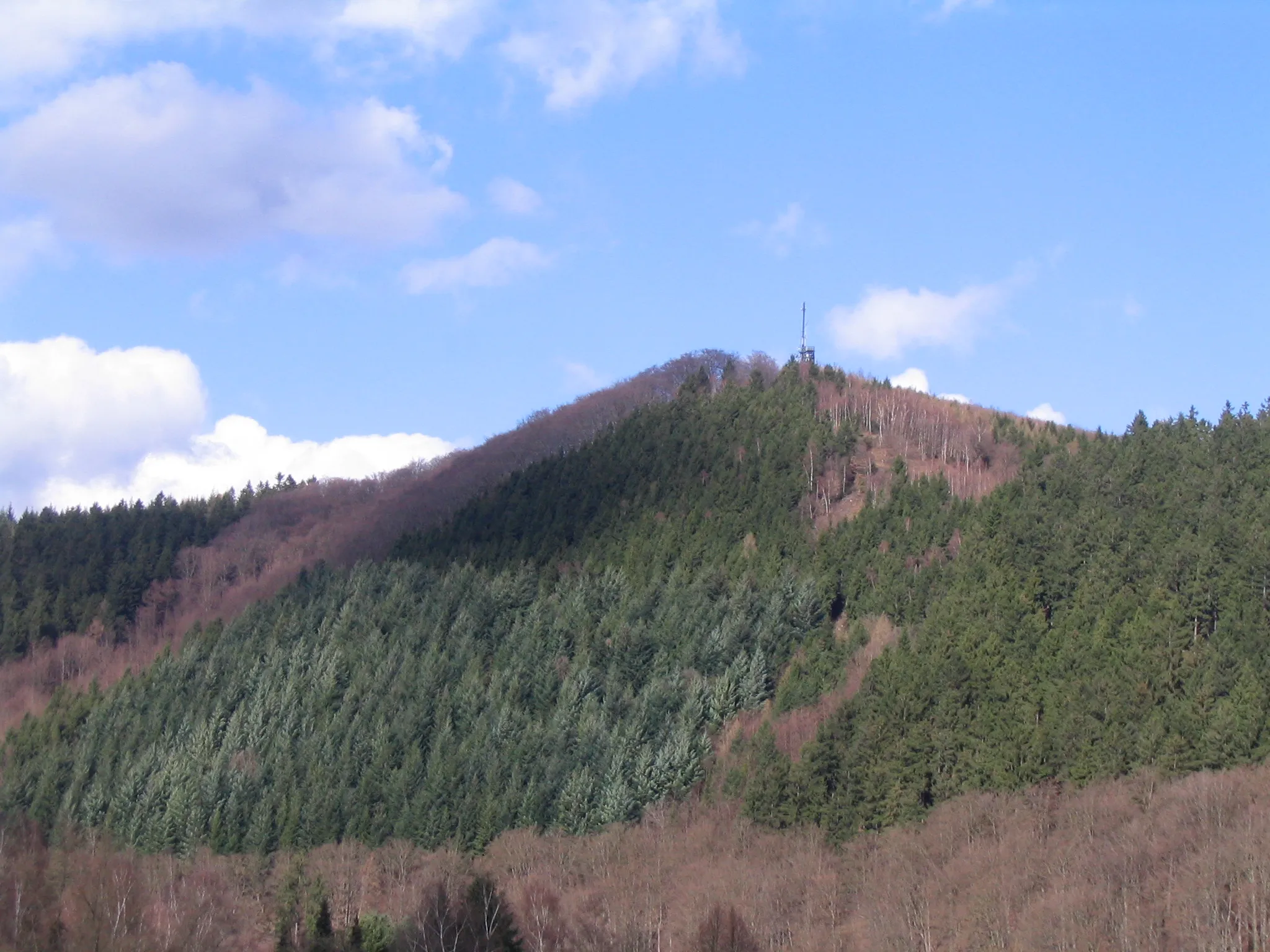 Photo showing: Kueppel-Mountain (423 m) near Meschede in North Rhine-Westphalia from South