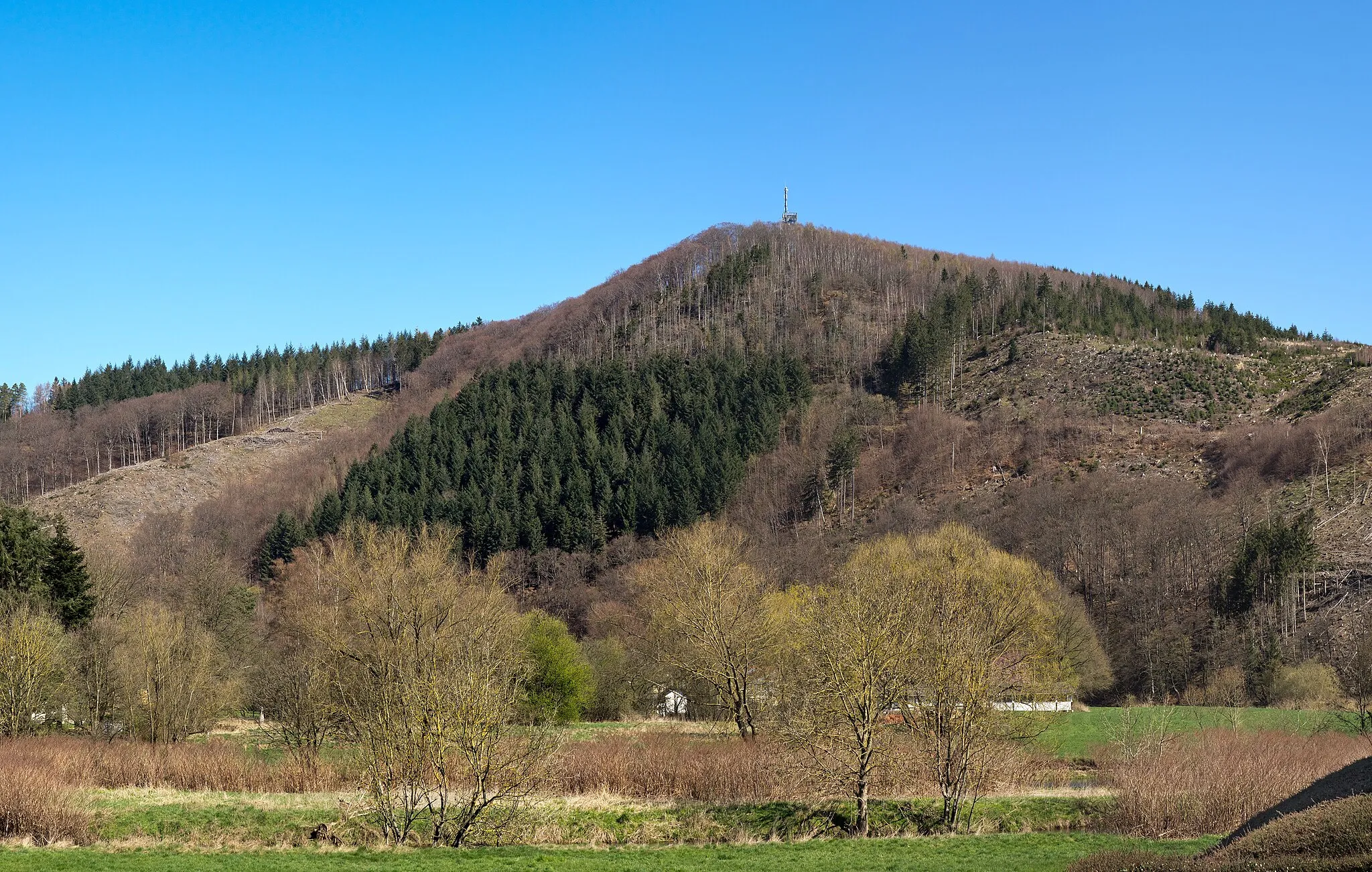 Photo showing: The Küppel-Mountain near Freienohl in the Sauerland, North Rhine-Westphalia, Germany