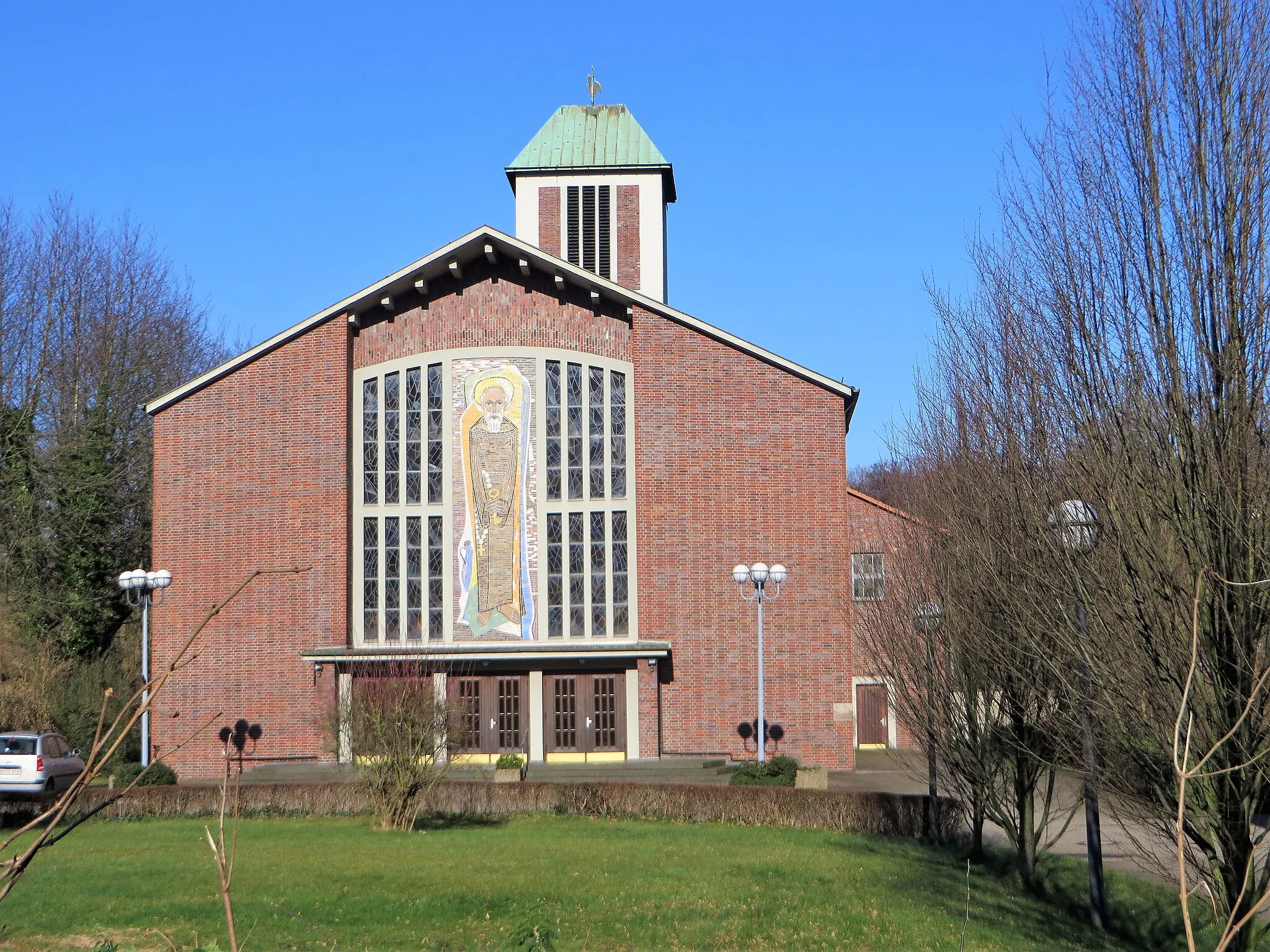 Photo showing: Katholische Kirche St. Konrad mit denkmalgeschützten Mosaik in Hagen-Westerbauer, Enneper Straße 124. Erbaut im Jahre 1955 (Vorgängerbau 1925). Mosaik 1957 erschaffen von Bernhard Gohla.