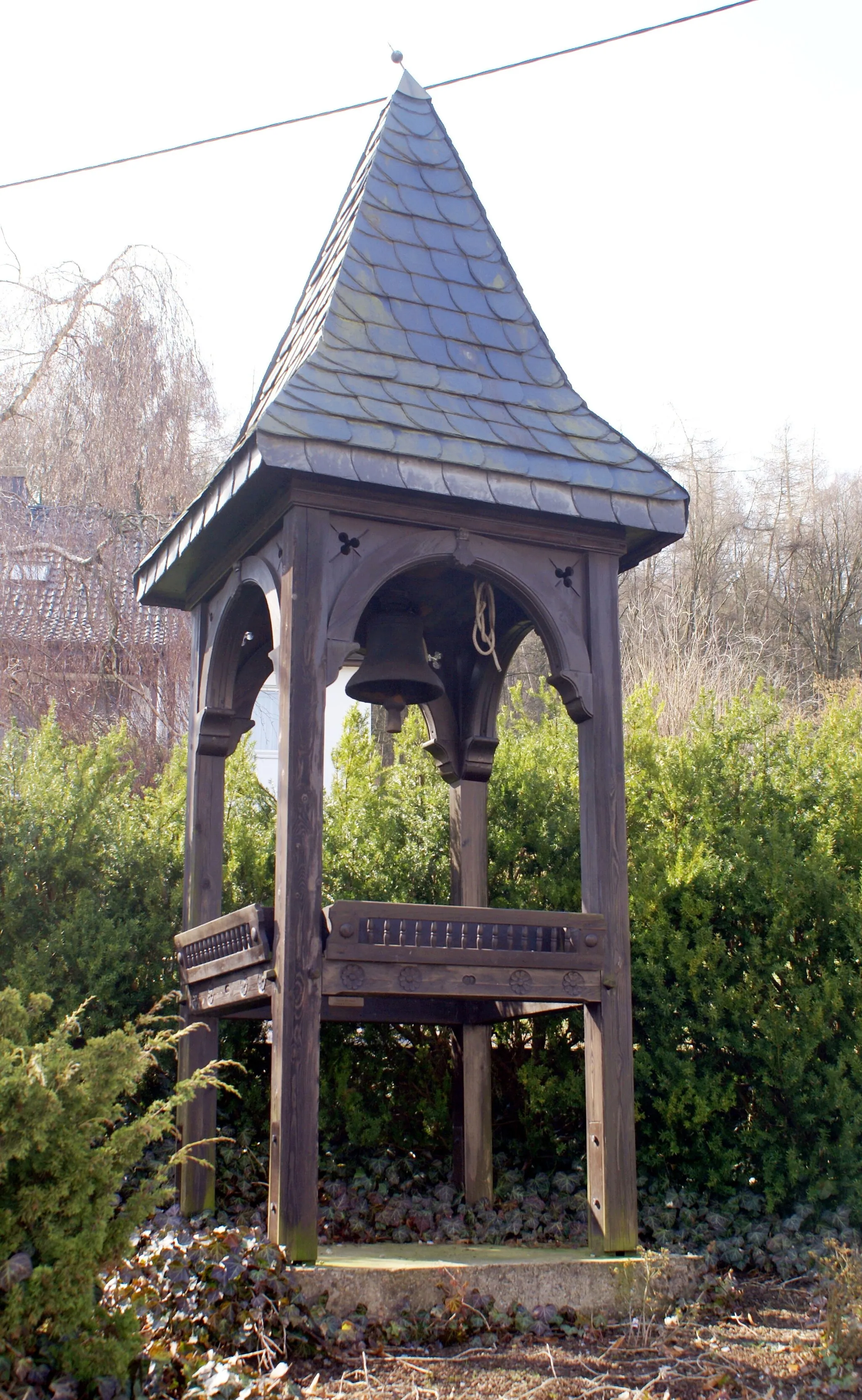 Photo showing: ehemalige Glocke der Volksschule Brockhausen, heute Teil des Kriegsmahnmals