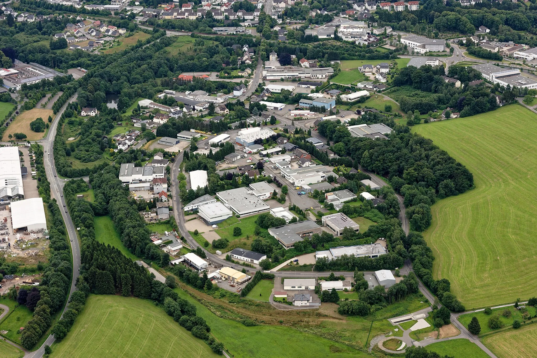 Photo showing: Luftaufnahme: Halveraner Gewerbegebiet Weißenpferd; Landesstraße 528 und Bundesstraße 229 (oben); Blickrichtung Nord, Nordrhein-Westfalen