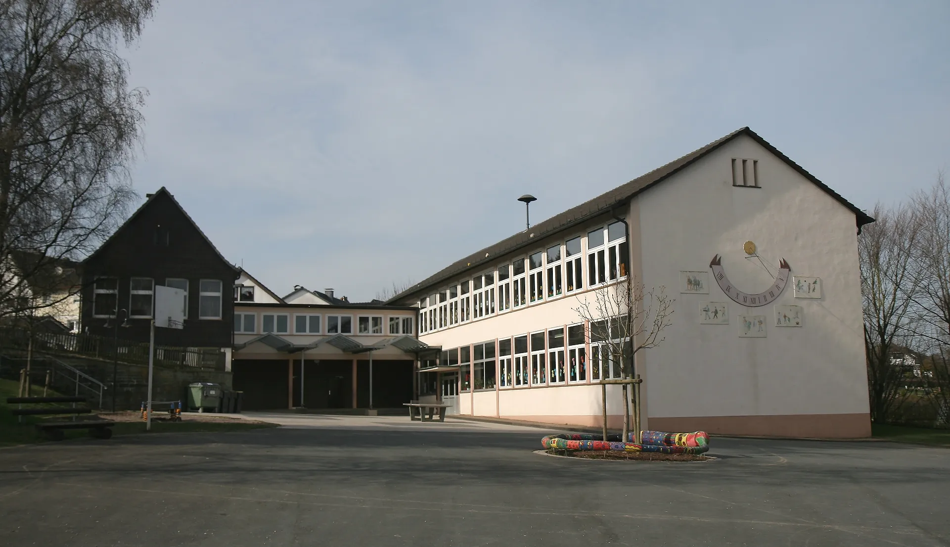 Photo showing: Städtische Gemeinschaftsgrundschule in [Balve]-Langenholthausen.