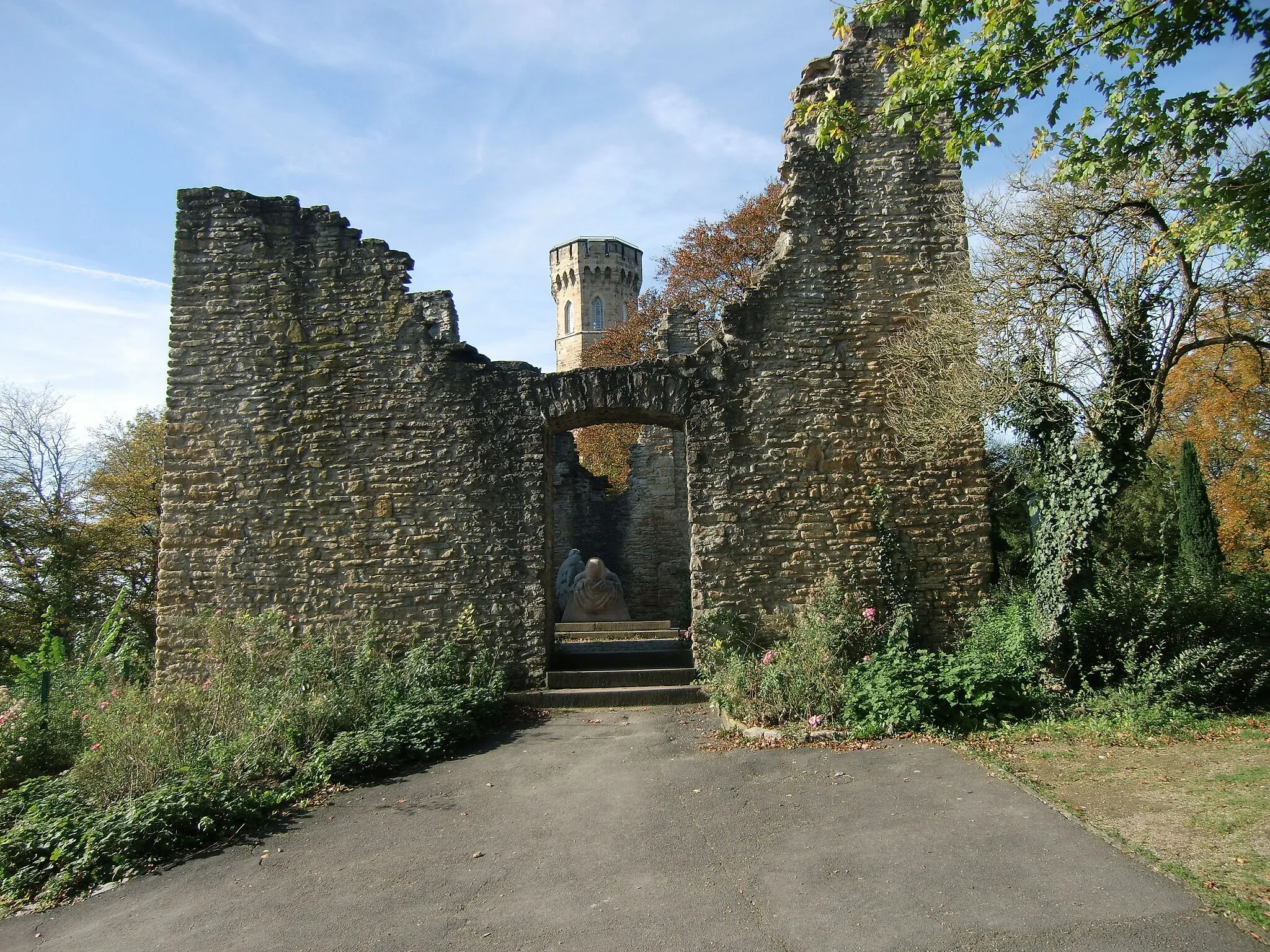 Photo showing: Burgruine Hohensyburg in Dortmund-Syburg, Vincketurm im Hintergrund