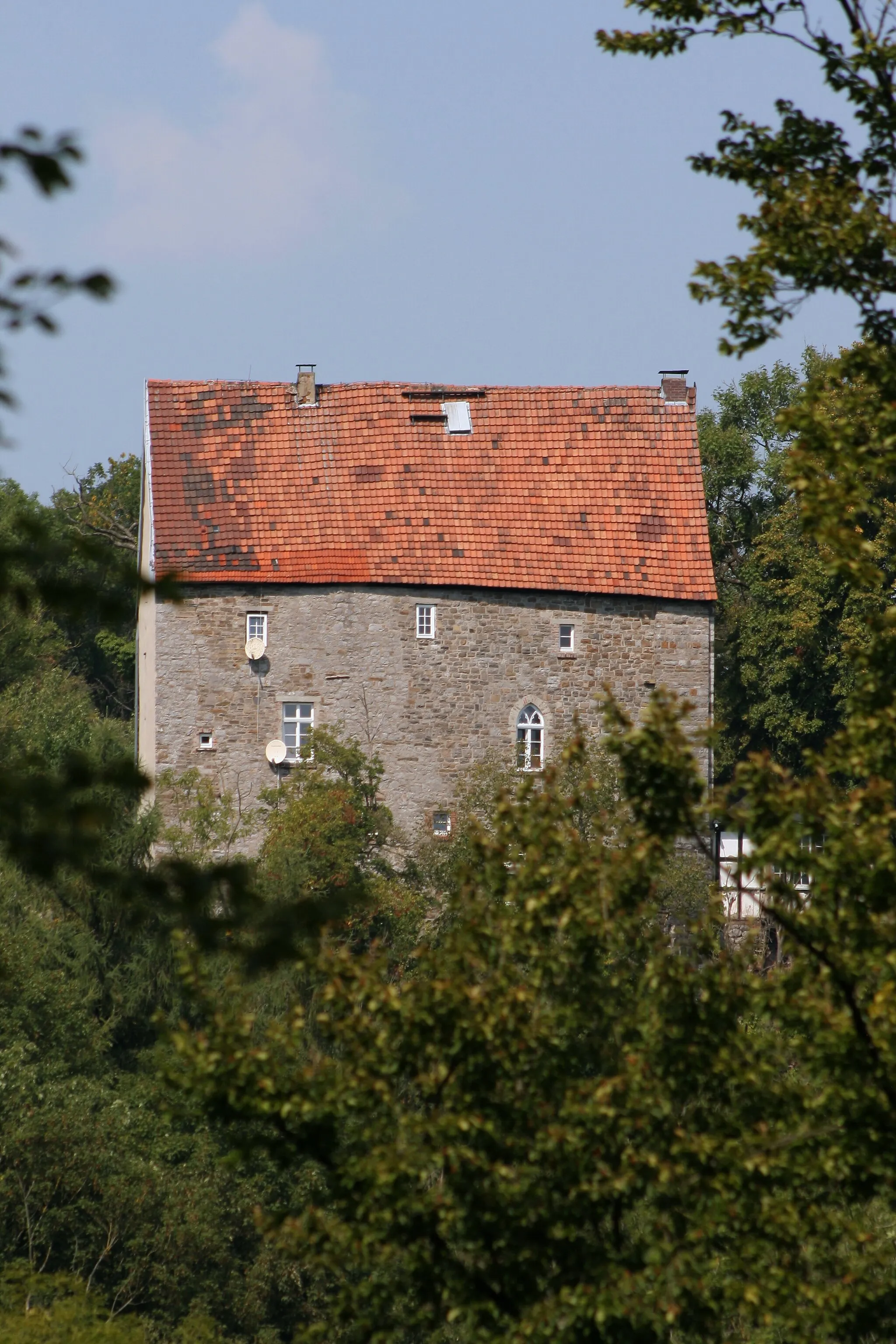 Photo showing: Burg Klusenstein in Hemer. Kamerastandort: Weg vor der Feldhofhöhle in Balve-Volkringhausen.
