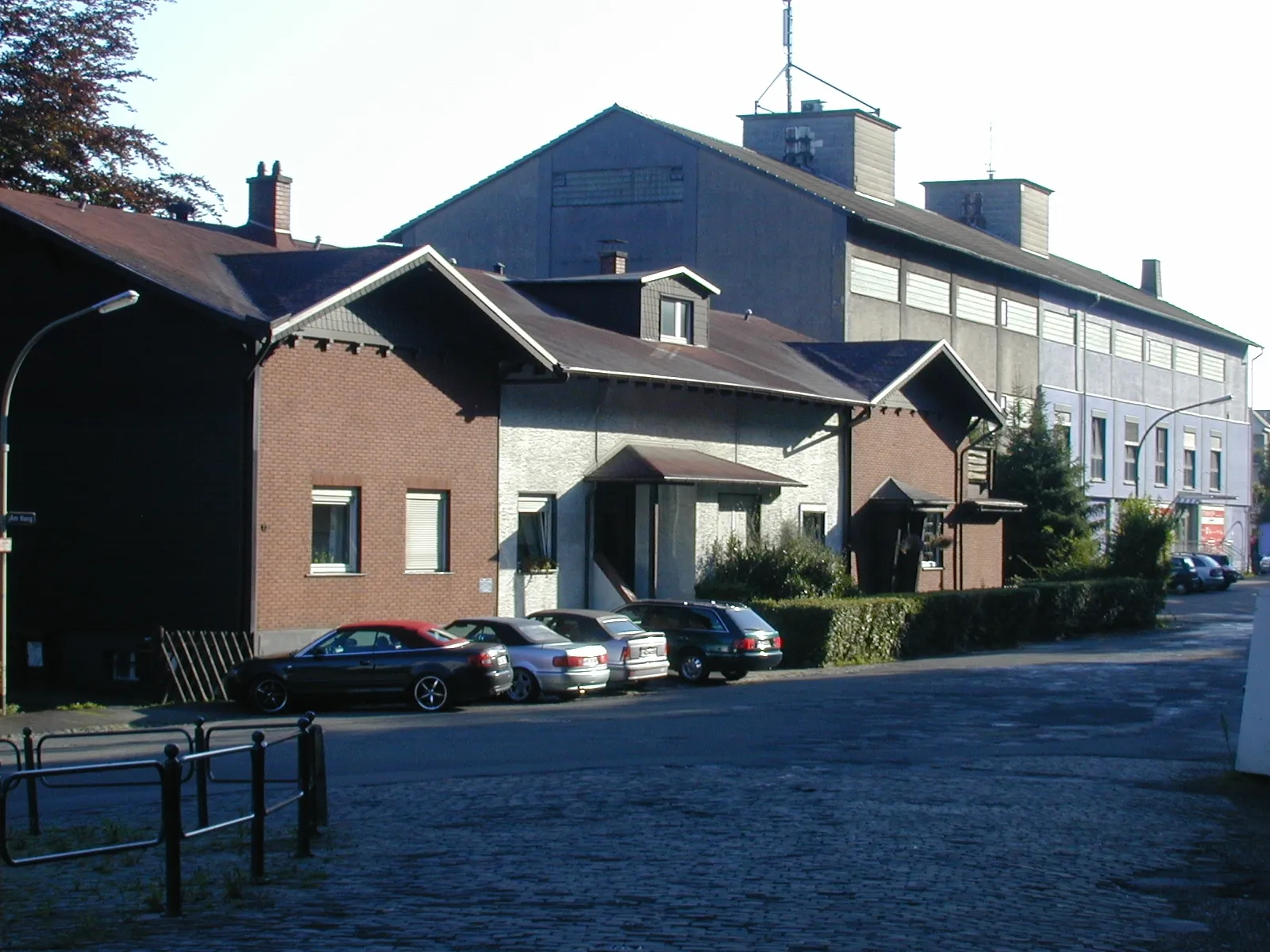 Photo showing: Ehemaliger Bahnhof Witten-Annen Süd mit dem ehemaligen Ostermann Lagerhaus, in dem sich heute die Hauptverwaltung der Schuhladenkette Stinshoff und die Wittener Filiale befinden.