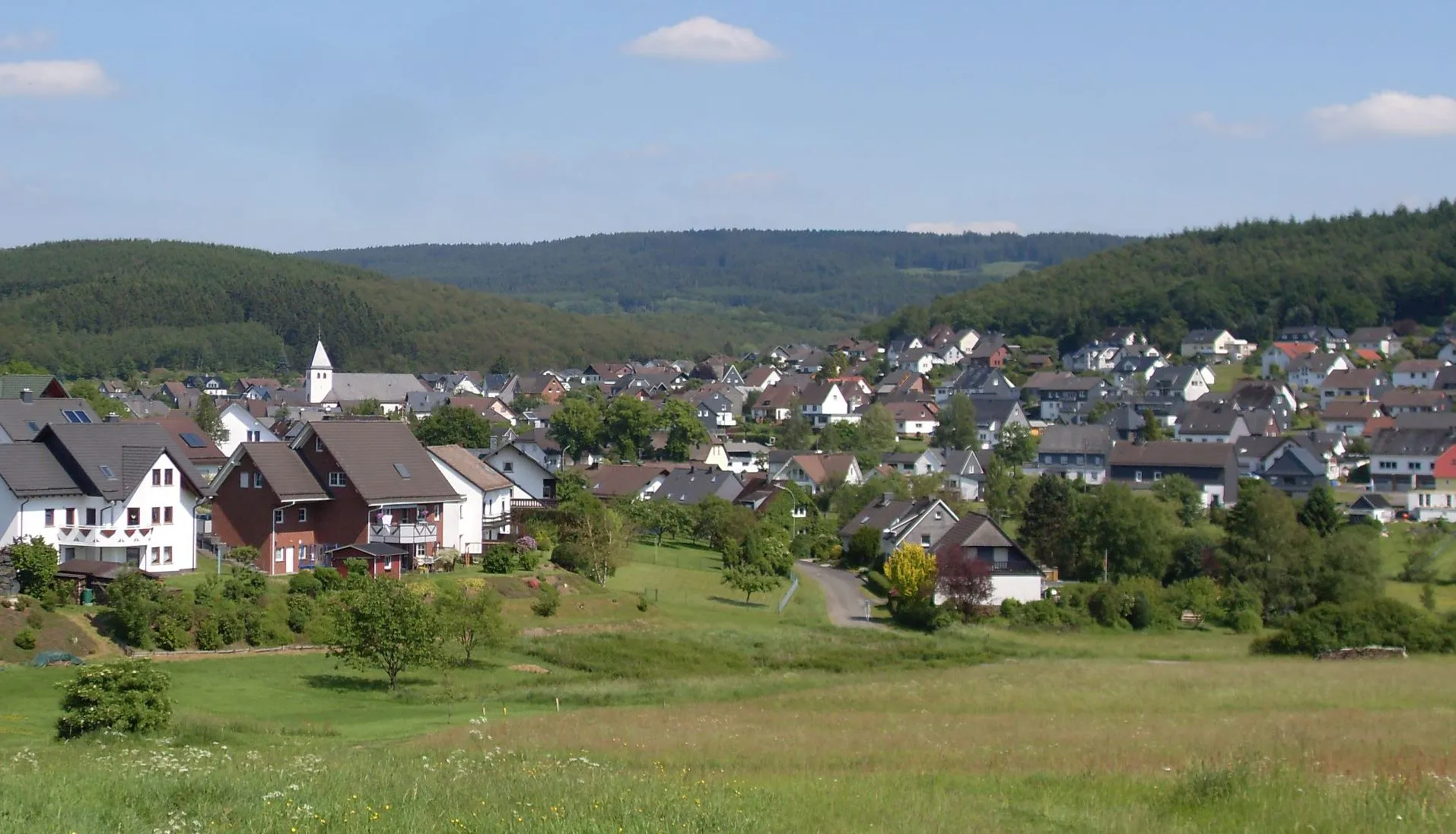 Photo showing: Gernsdorf Blickrichtung von Westen, Ortskern mit katholischer Kirche im Jahr 2017