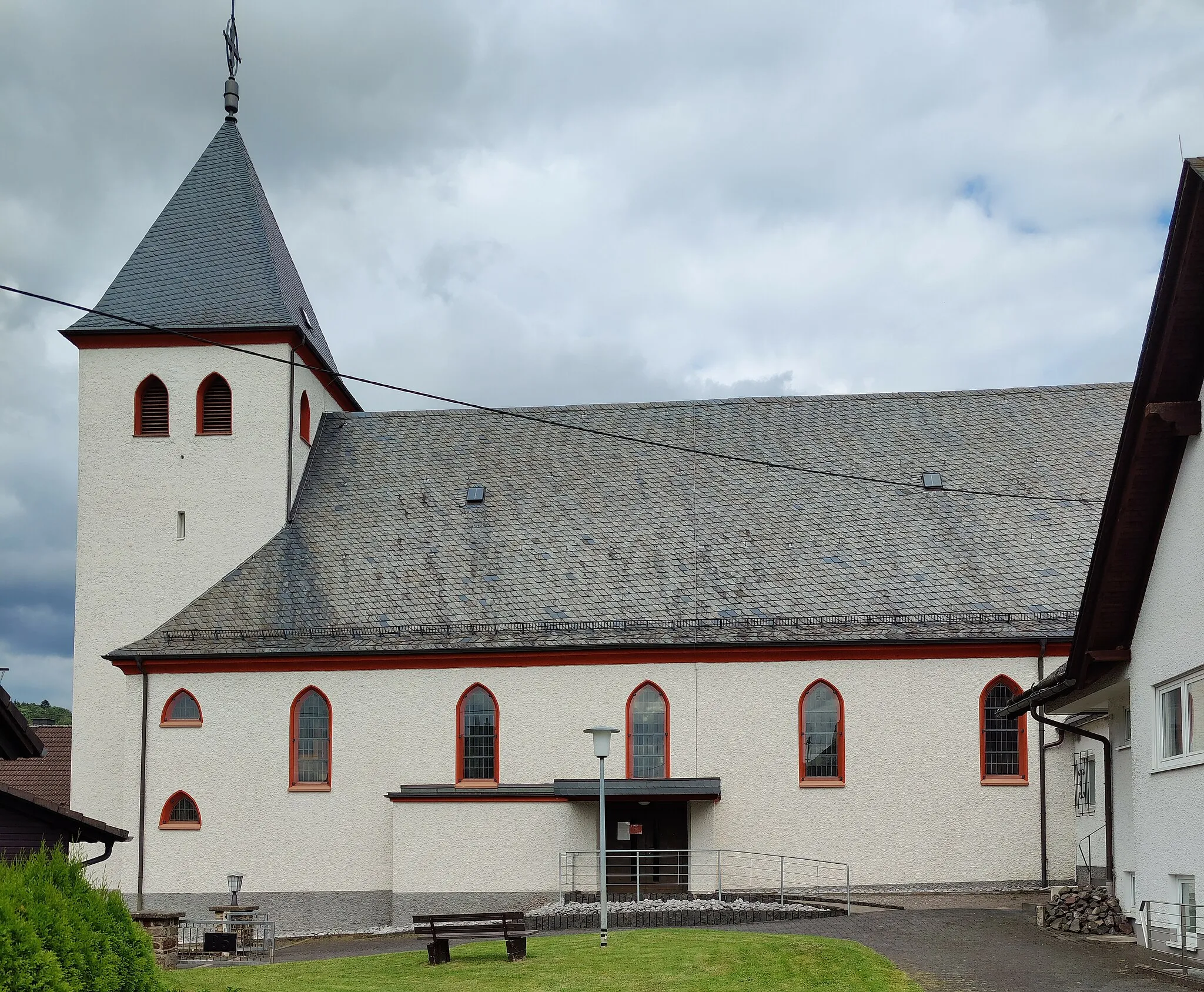 Photo showing: Katholische Pfarrkirche St. Johannes Evangelist Gernsdorf, Gemeinde Wilnsdorf, Kreis Siegen-Wittgenstein, Nordrhein-Westfalen, Deutschland