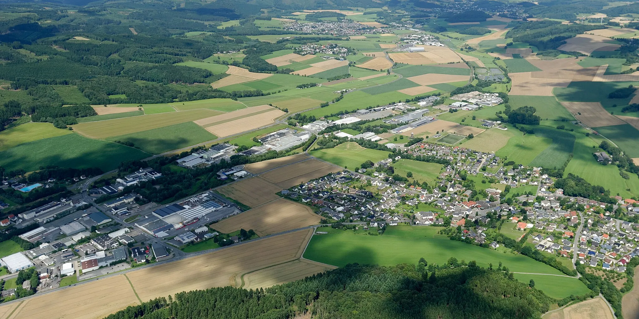 Photo showing: Fotoflug Sauerland West. Neuenrade-Küntrop, links Gewerbegebiet; weiter hinten Balve-Höveringhausen und Balve-Garbeck, Blick Richtung Norden.