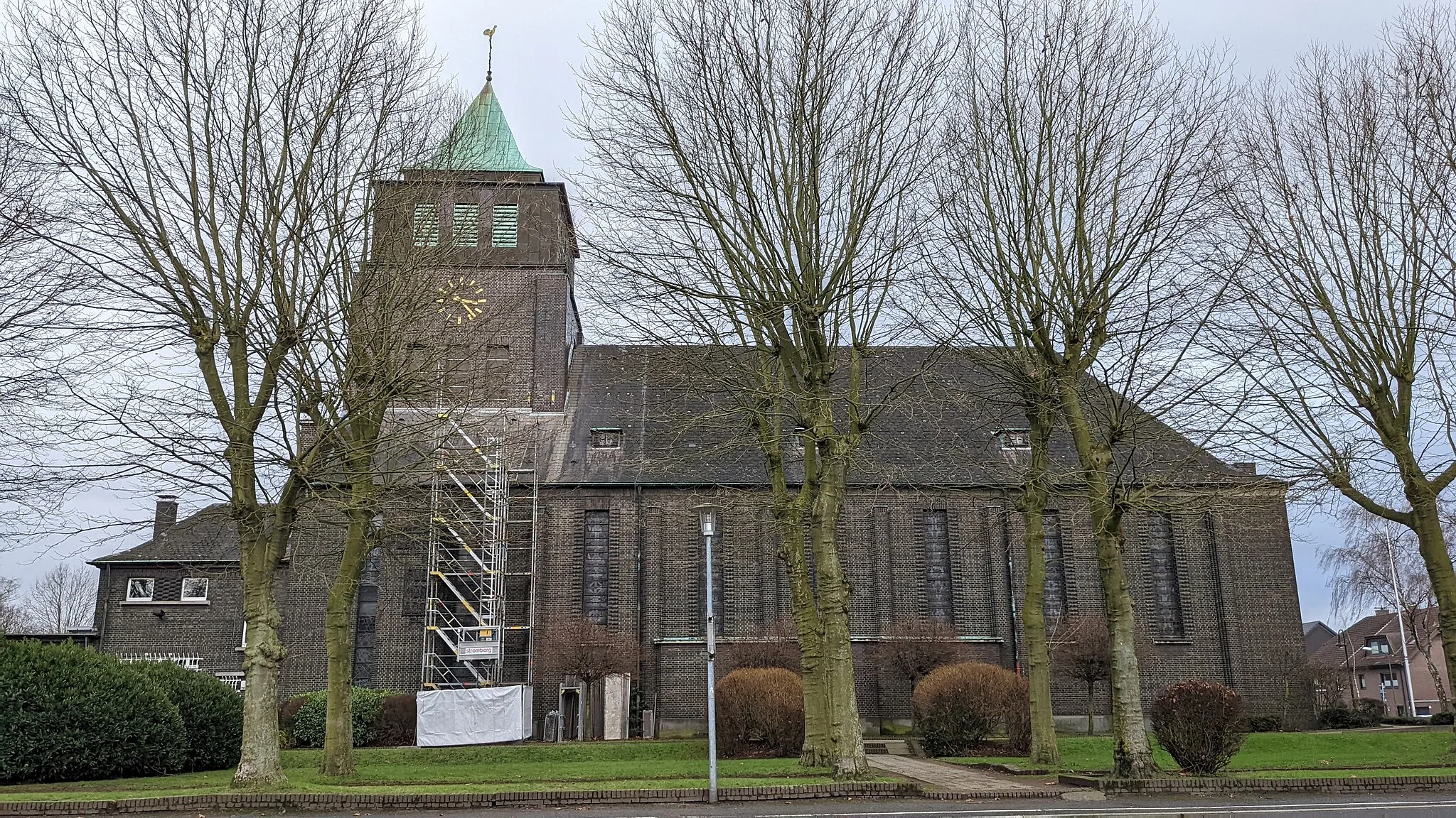 Photo showing: View of the north side of the Catholic Church of St. Ludgerus on Birkenstraße in Bottrop-Fuhlenbrock, which was built in 1927-29 to designs by Josef Franke