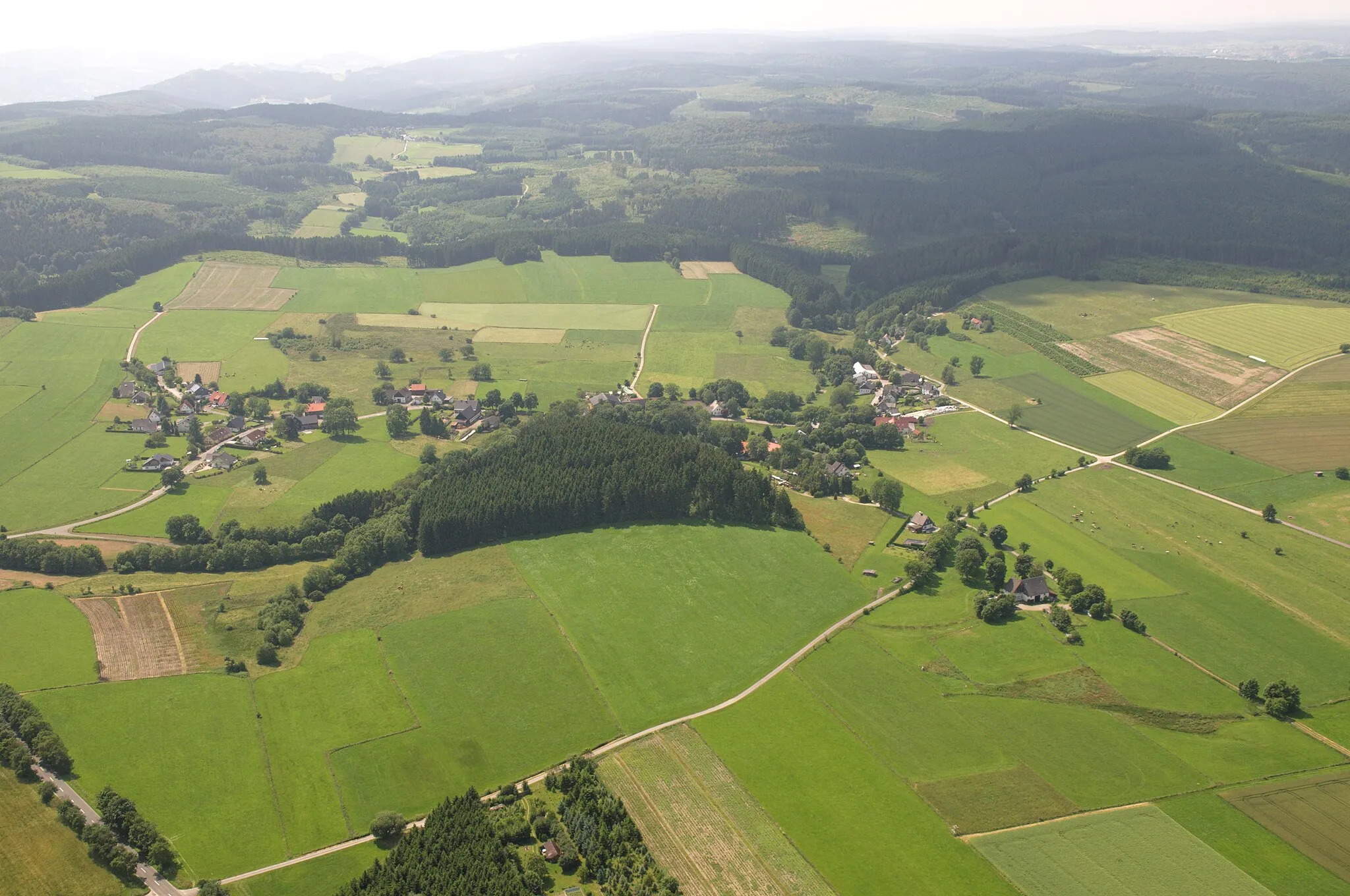 Photo showing: Fotoflug Sauerland-Ost: Brilon-Rixen; davor der Woltenberg.