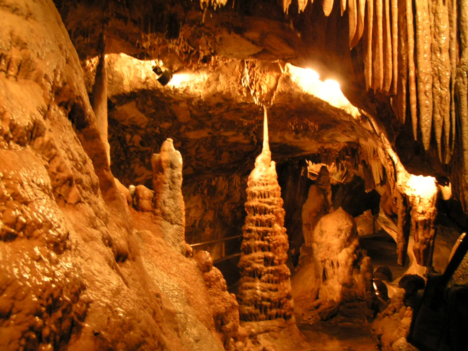 Photo showing: : Innenansicht der Kaiserhalle in der Dechenhöhle

: A view of the "Kaiserhalle" in the stalactite cave Dechenhöhle
Source: own work
Date: Jan 2005, Iserlohn, Germany
Information: It was not forbidden to take photos in the cave at this time
Author: Maschinenjunge
Licence: GFDL, cc-by 3.0