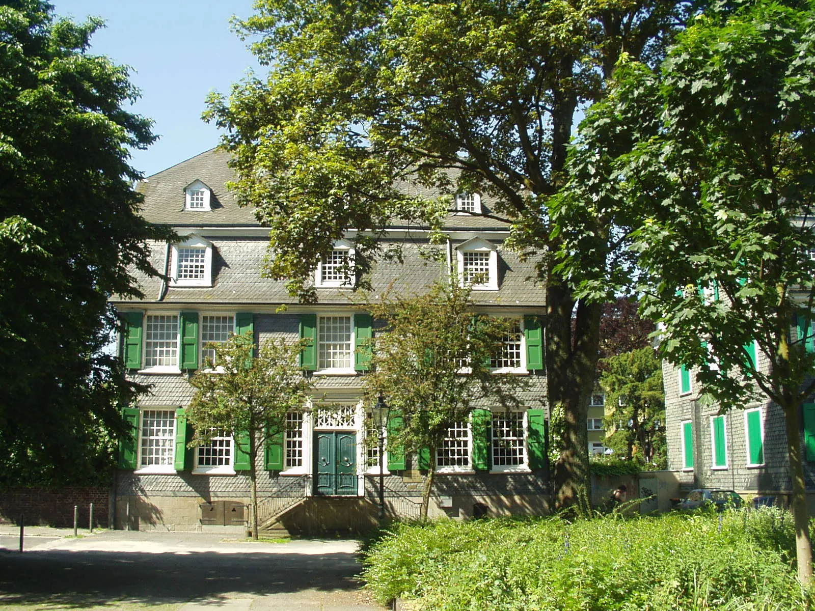 Photo showing: Engelshaus. An der Friedrich-Engels-Allee in Barmen gelegen.
Dient heute als Teil des Museums für Frühindustrialisierung.

Eigenes Bild. Aufgenommen 28.05.2005. Urheber: manos