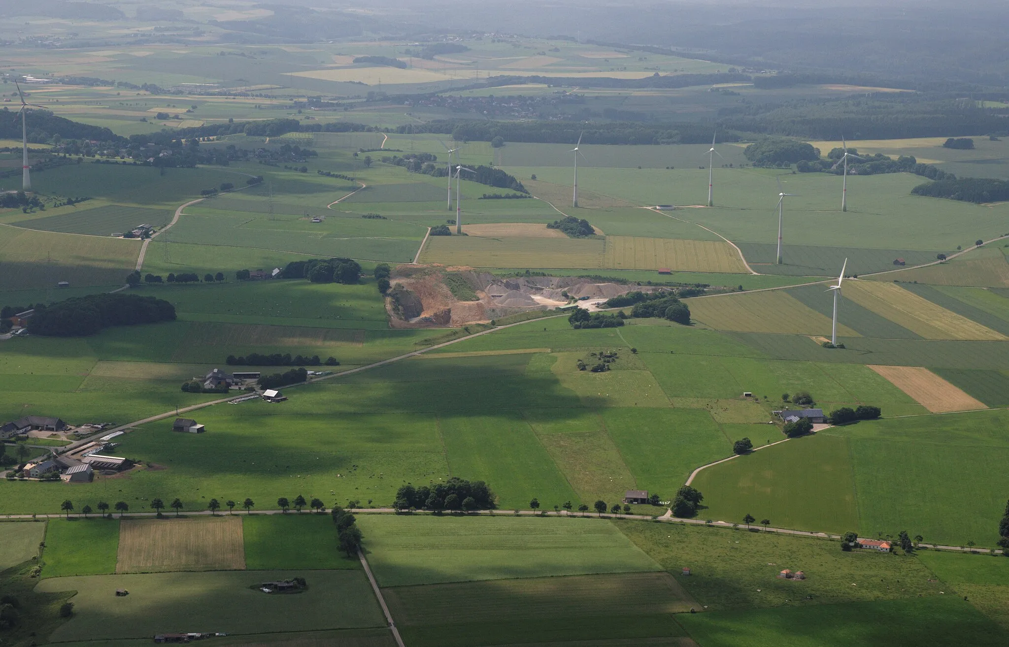 Photo showing: Fotoflug Sauerland-Ost: Windkraftanlagen bei Auf dem Hamm; Kalksteinbruch an der Almer Straße