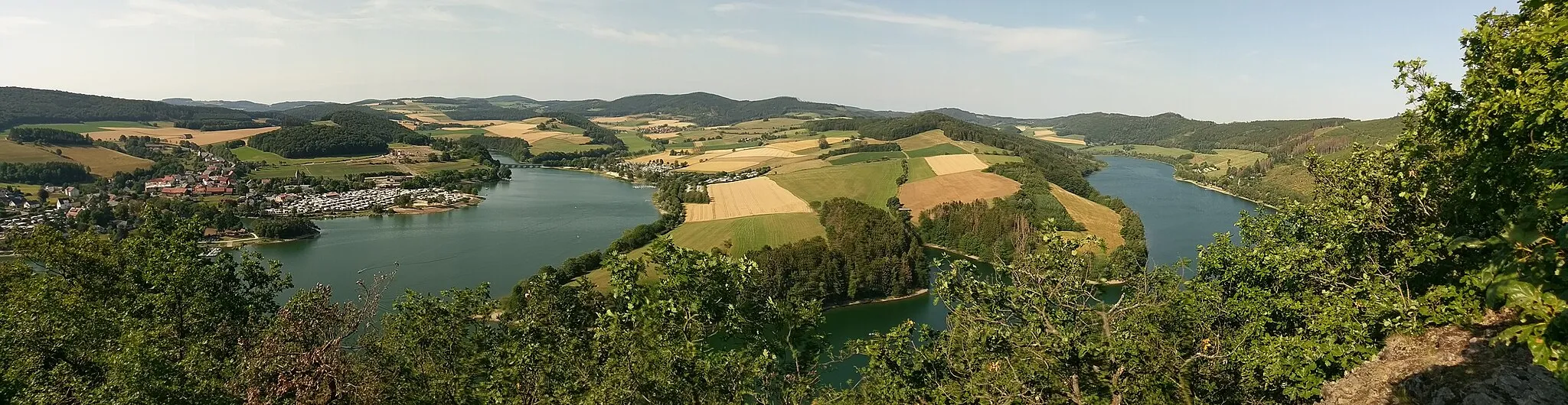 Photo showing: Panorama-Blick vom Aussichtspunkt St. Muffert über den Diemelsee, links Heringhausen