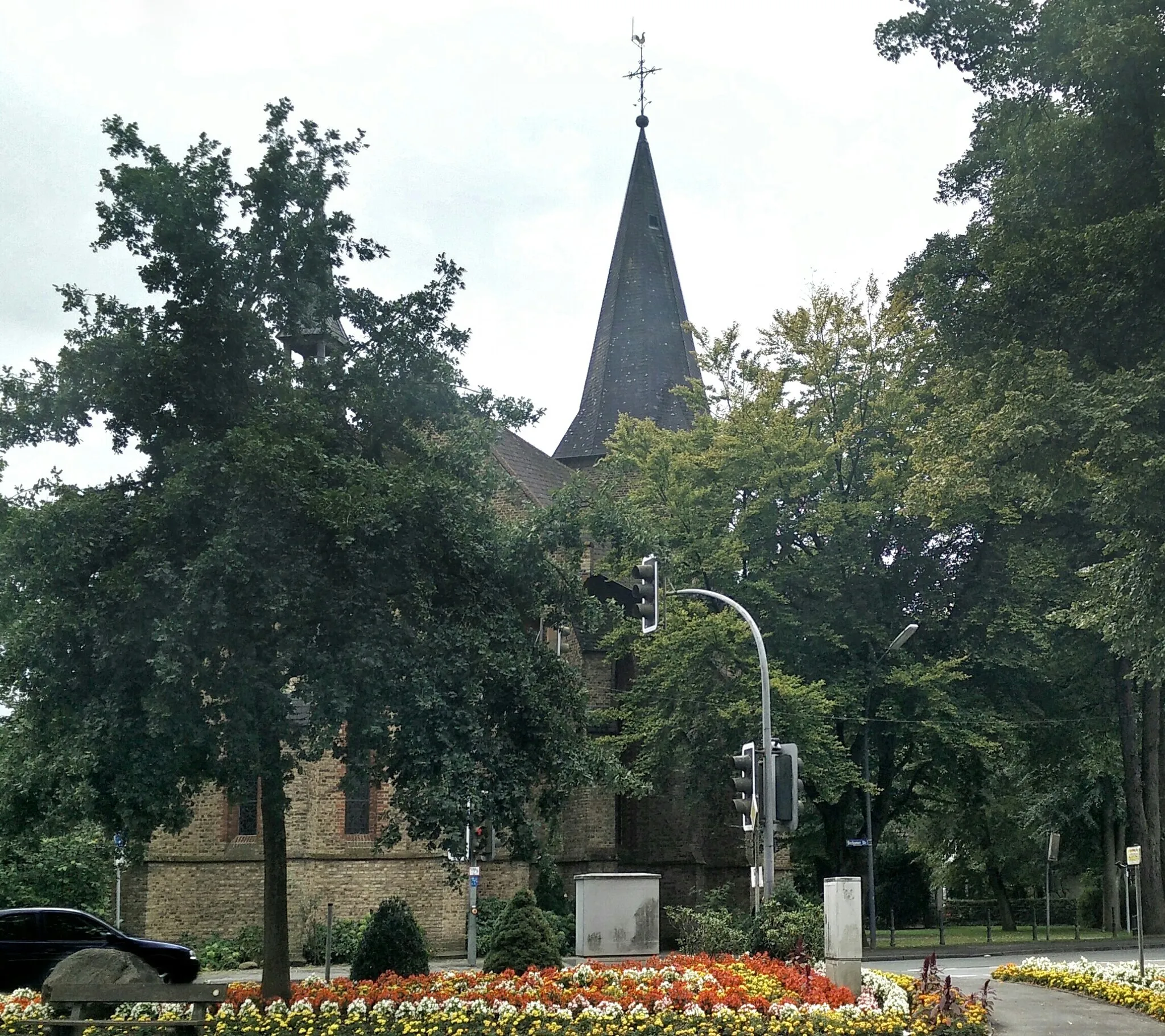 Photo showing: Die Katholische Pfarrkirche St. Mariä Himmelfahrt (Beckumer Straße 191, Lippstadt-Cappel) von der Kreuzung Beckumer Straße/Cappeler Stiftsallee aus gesehen.