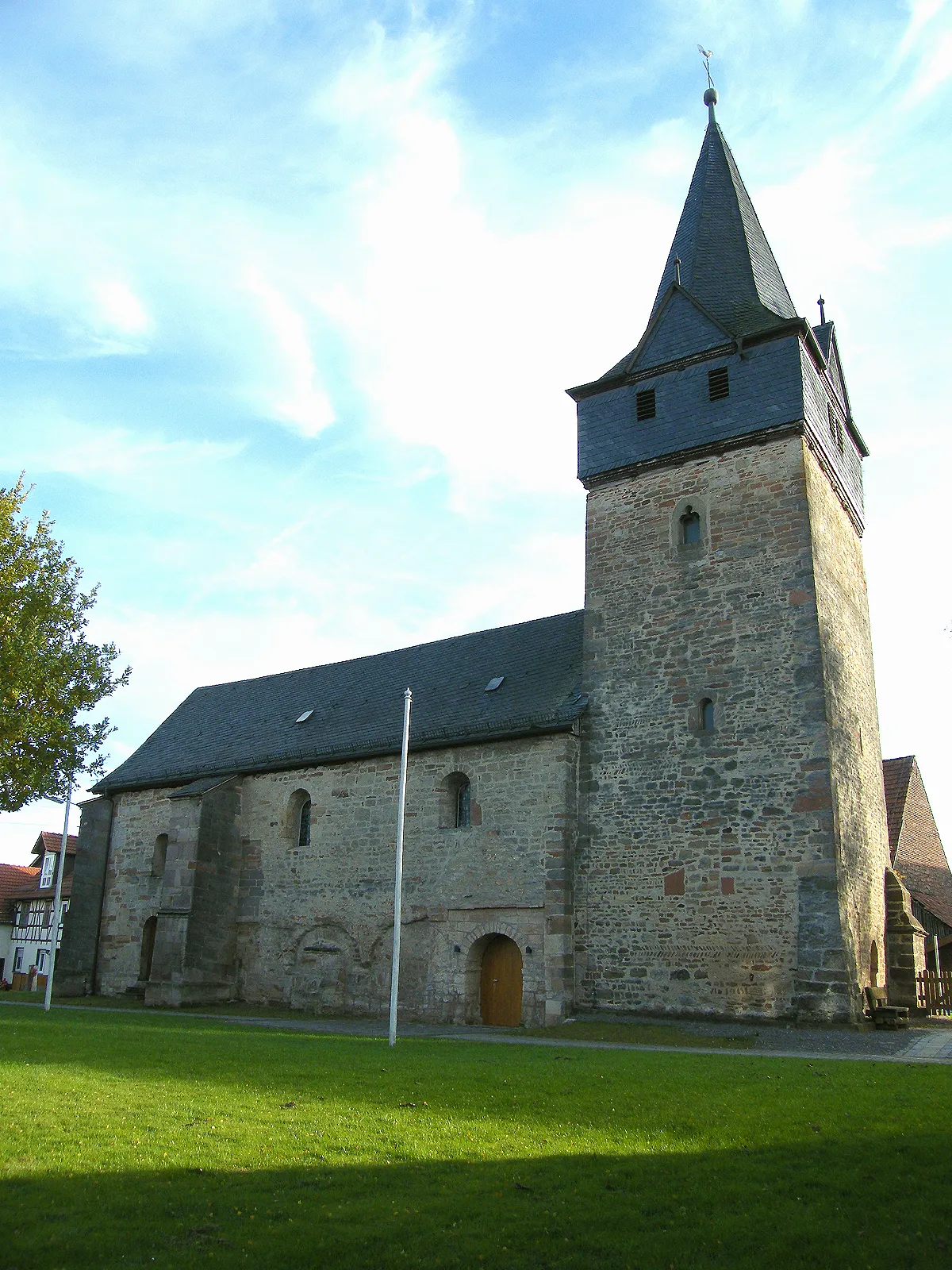 Photo showing: Romanische Kirche St. Georg Twistetal-Mühlhausen aus dem 12. Jahrhundert