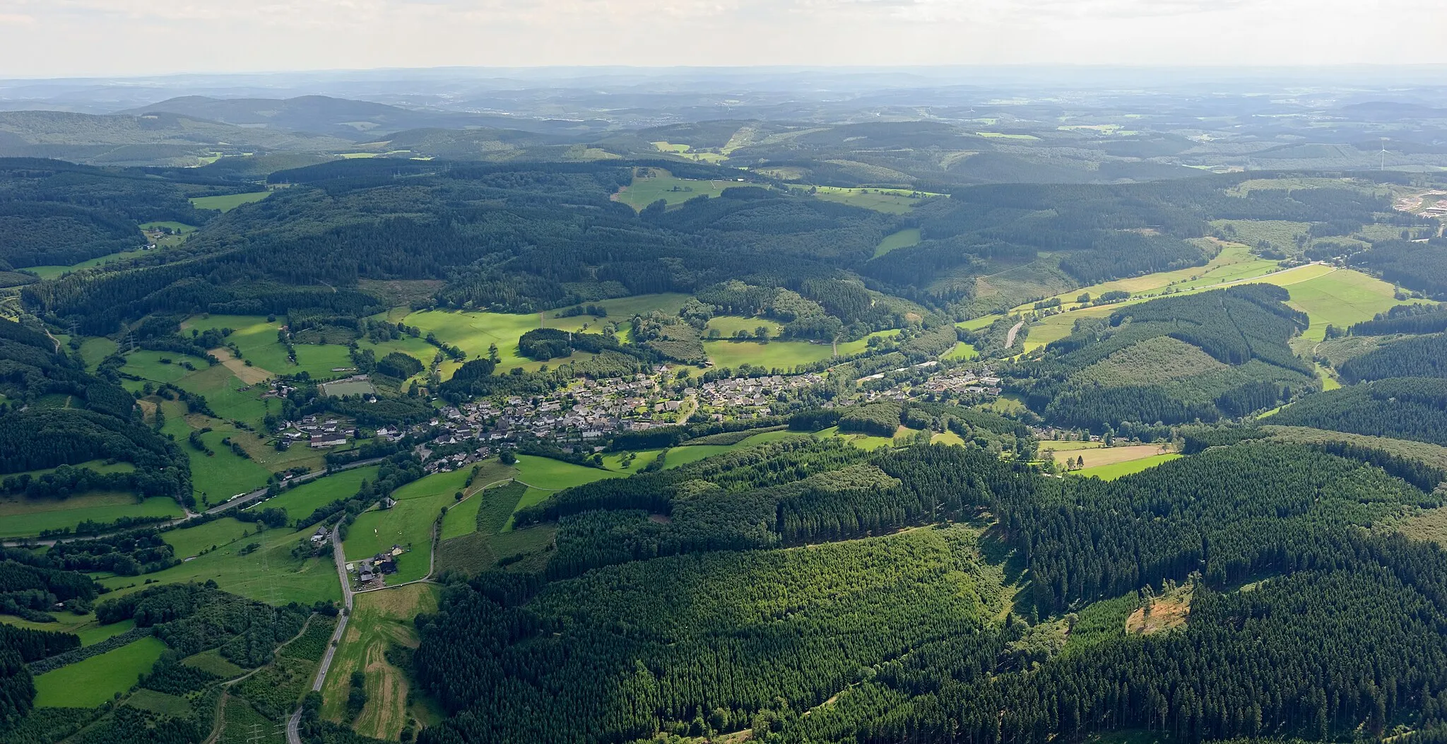 Photo showing: Fotoflug Sauerland West. Olper Ortsteil Oberveischede; Bundesstraße 55; Landesstraße 880.